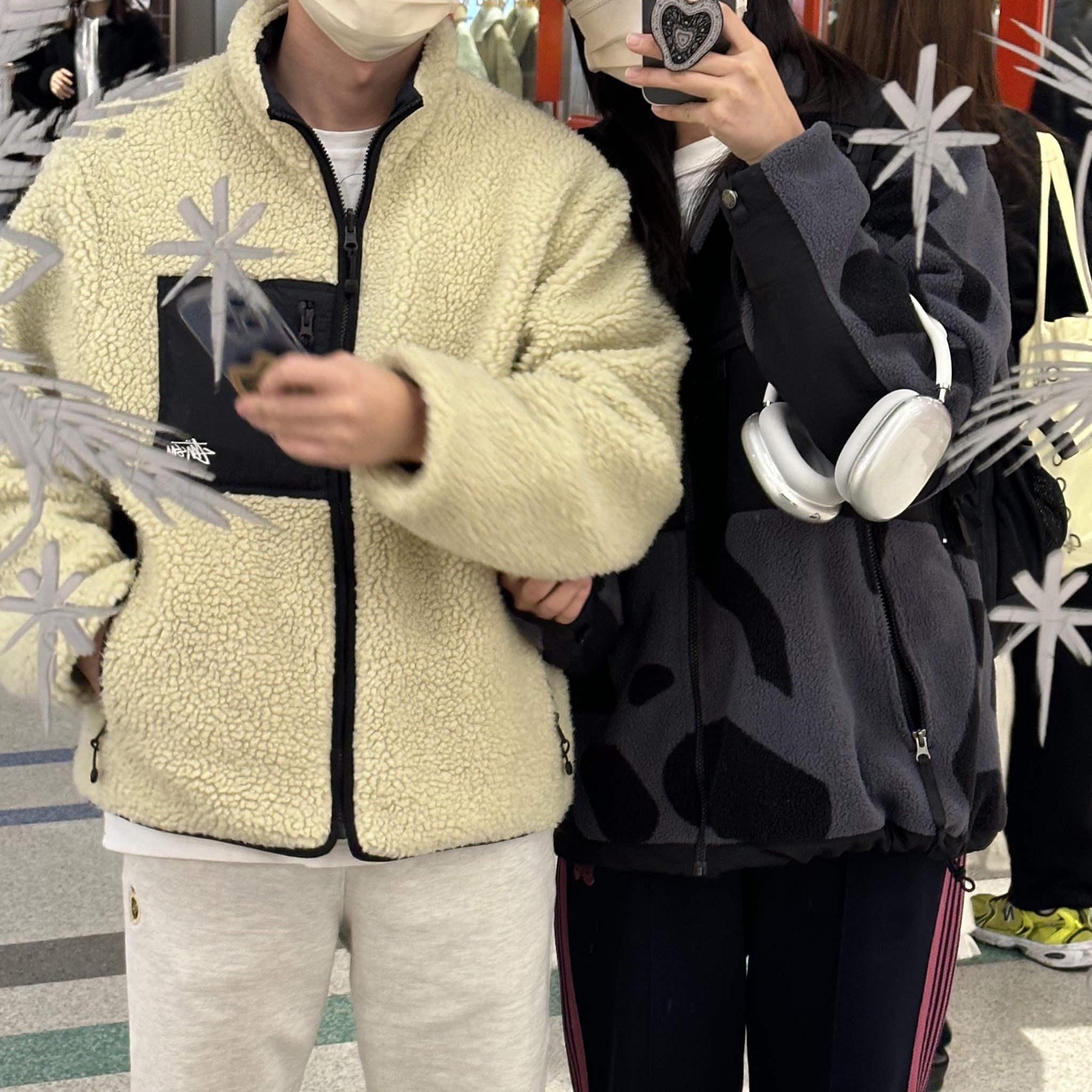 Stussy 8 Ball Sherpa Jacket Natural, The North Face x Kaws Retro 1995 Denali Jacket Black Print - 22FW 착용 스타일
