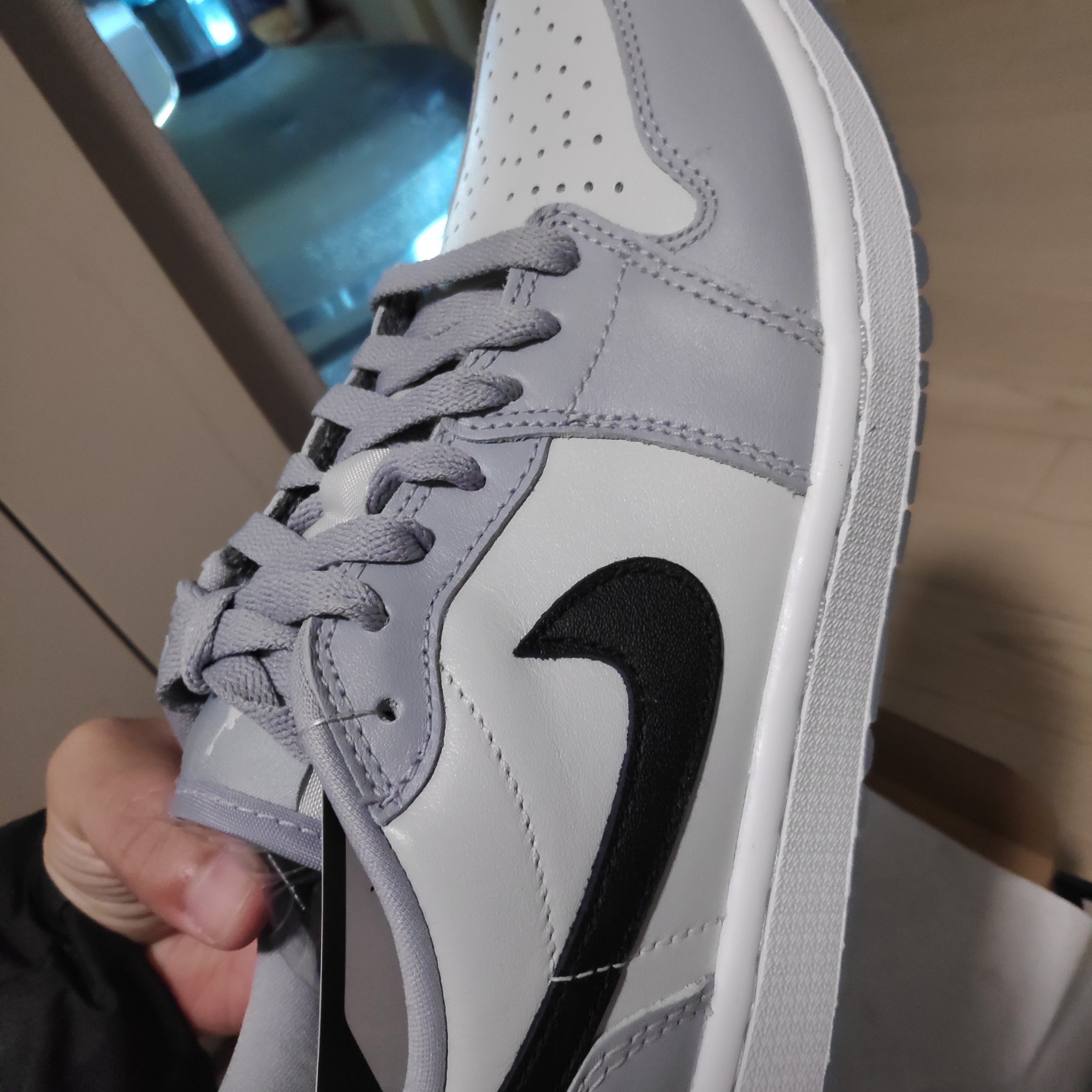 Jordan 1 Low Golf Wolf Grey 착용 스타일 - 3