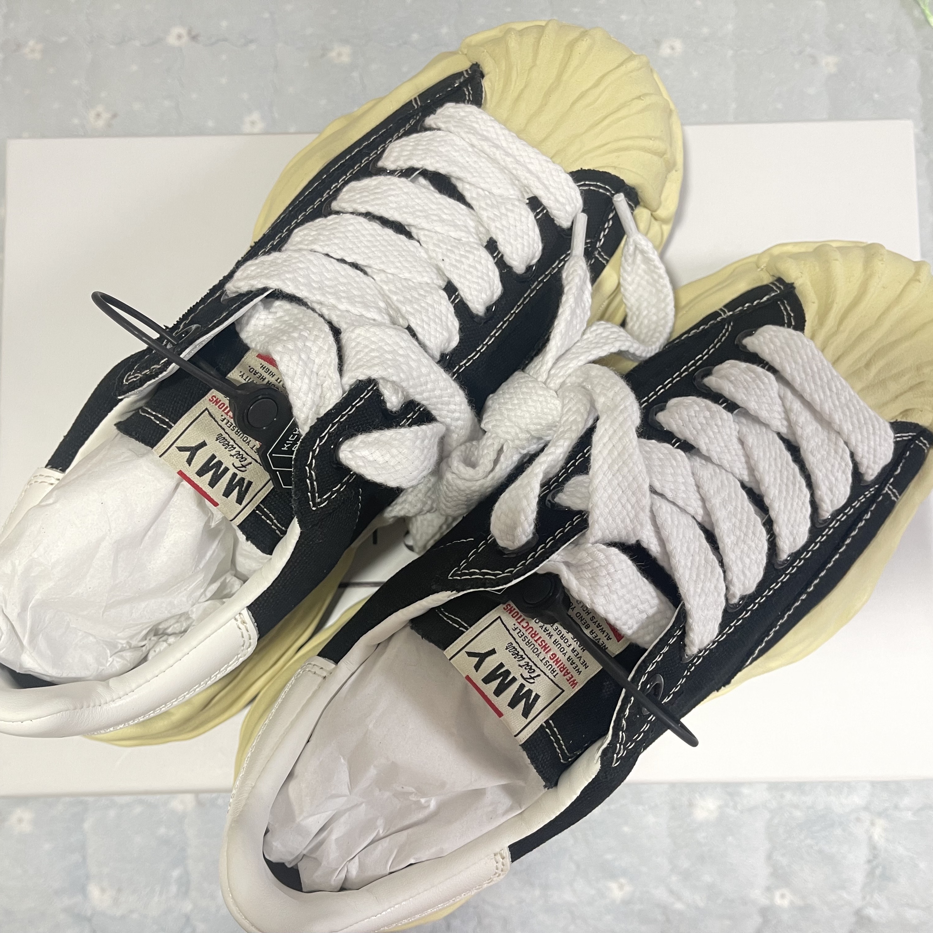 Maison Mihara Yasuhiro Blakey VL OG Sole Canvas Low-top Sneakers Black 착용 스타일 - 1