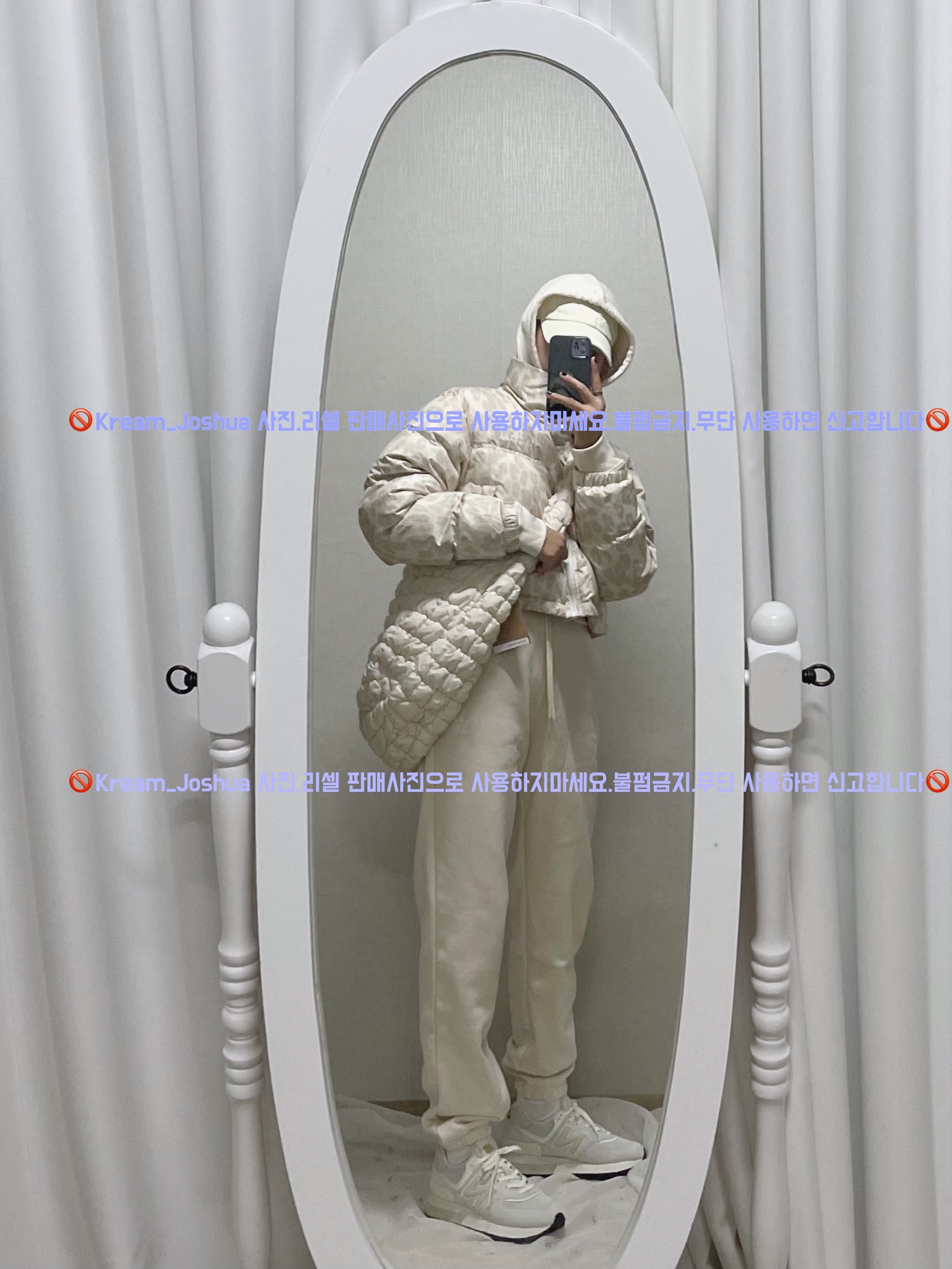 (W) The North Face Print Nuptse Short Jacket Silver Grey Leopard Print, COS Quilted Oversized Shoulder Bag Off White Light Beige 착용 스타일 - 5
