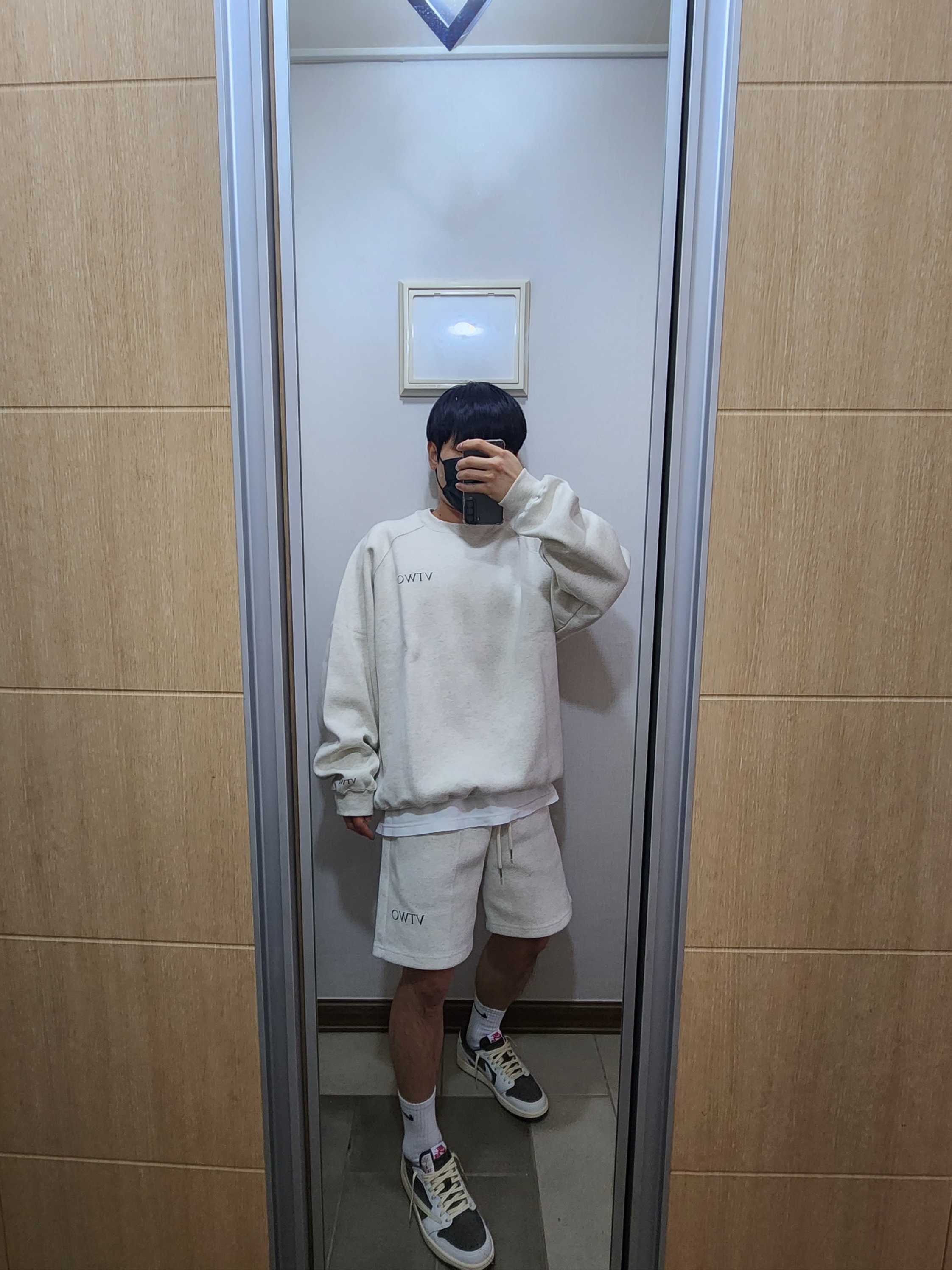 Jordan 1 x Travis Scott Retro Low OG SP Sail and Ridgerock 착용 스타일