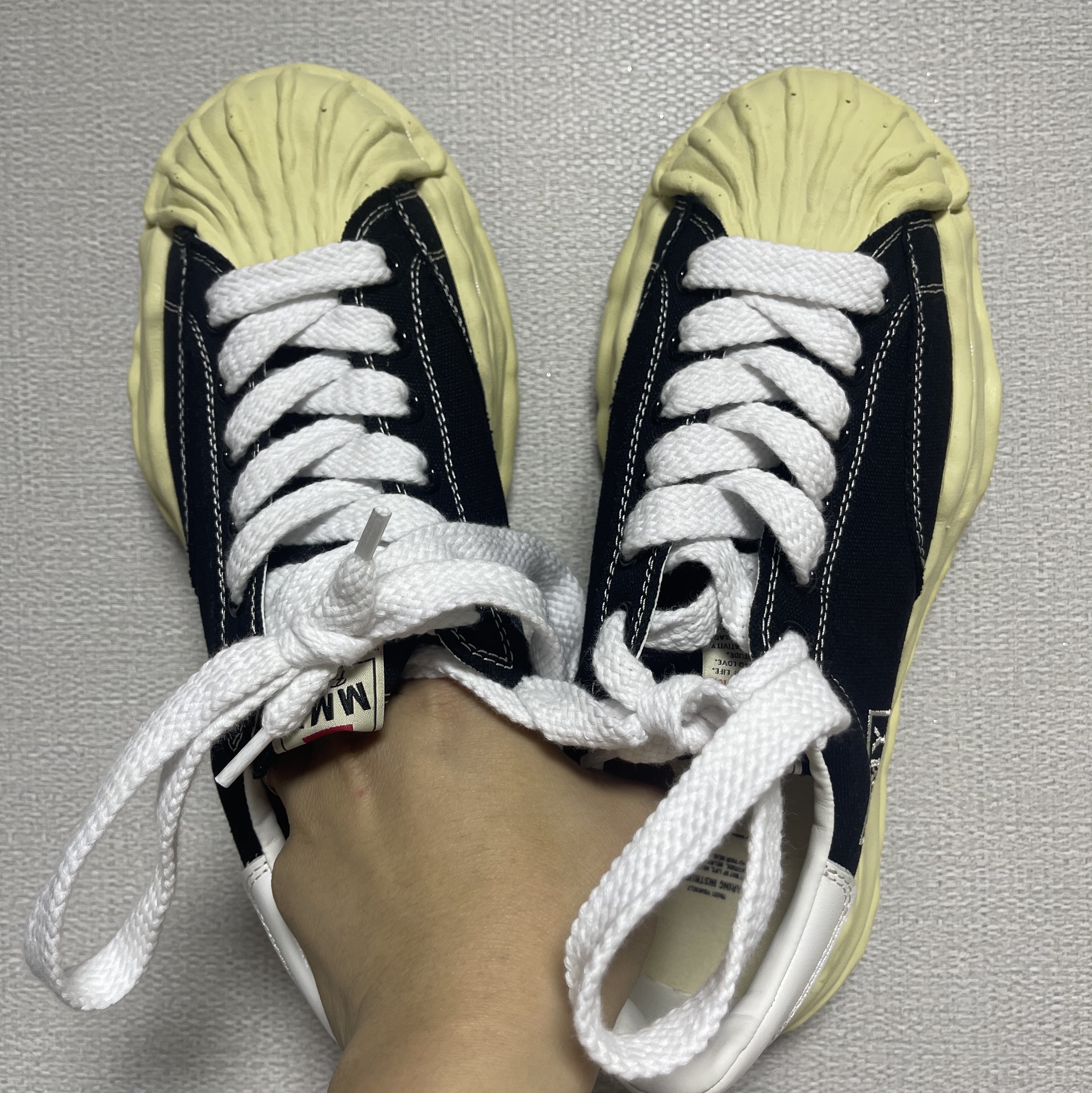 Maison Mihara Yasuhiro Blakey VL OG Sole Canvas Low-top Sneakers Black 착용 스타일 - 2