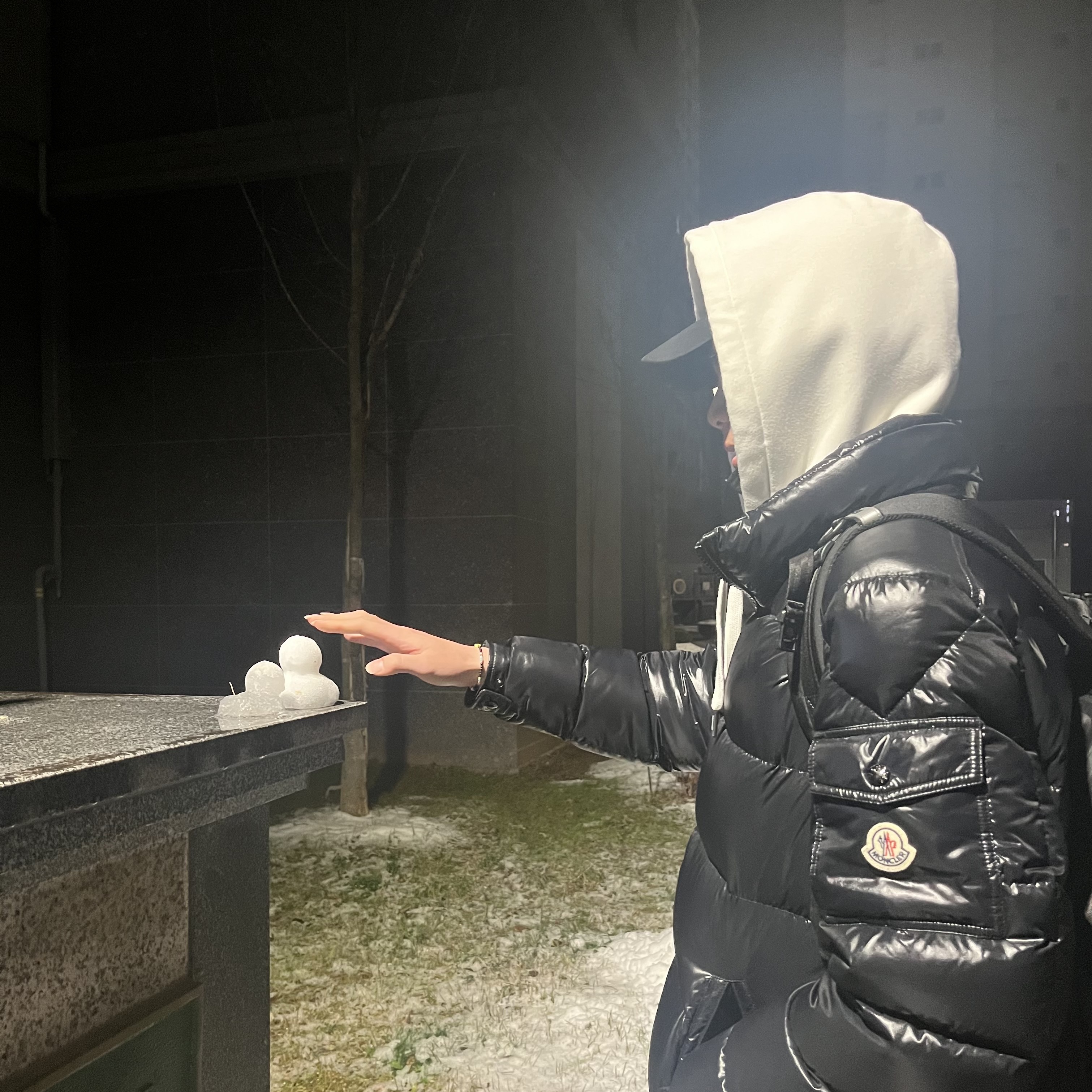 Moncler Maya Short Down Jacket Black - 22FW 착용 스타일 - 2