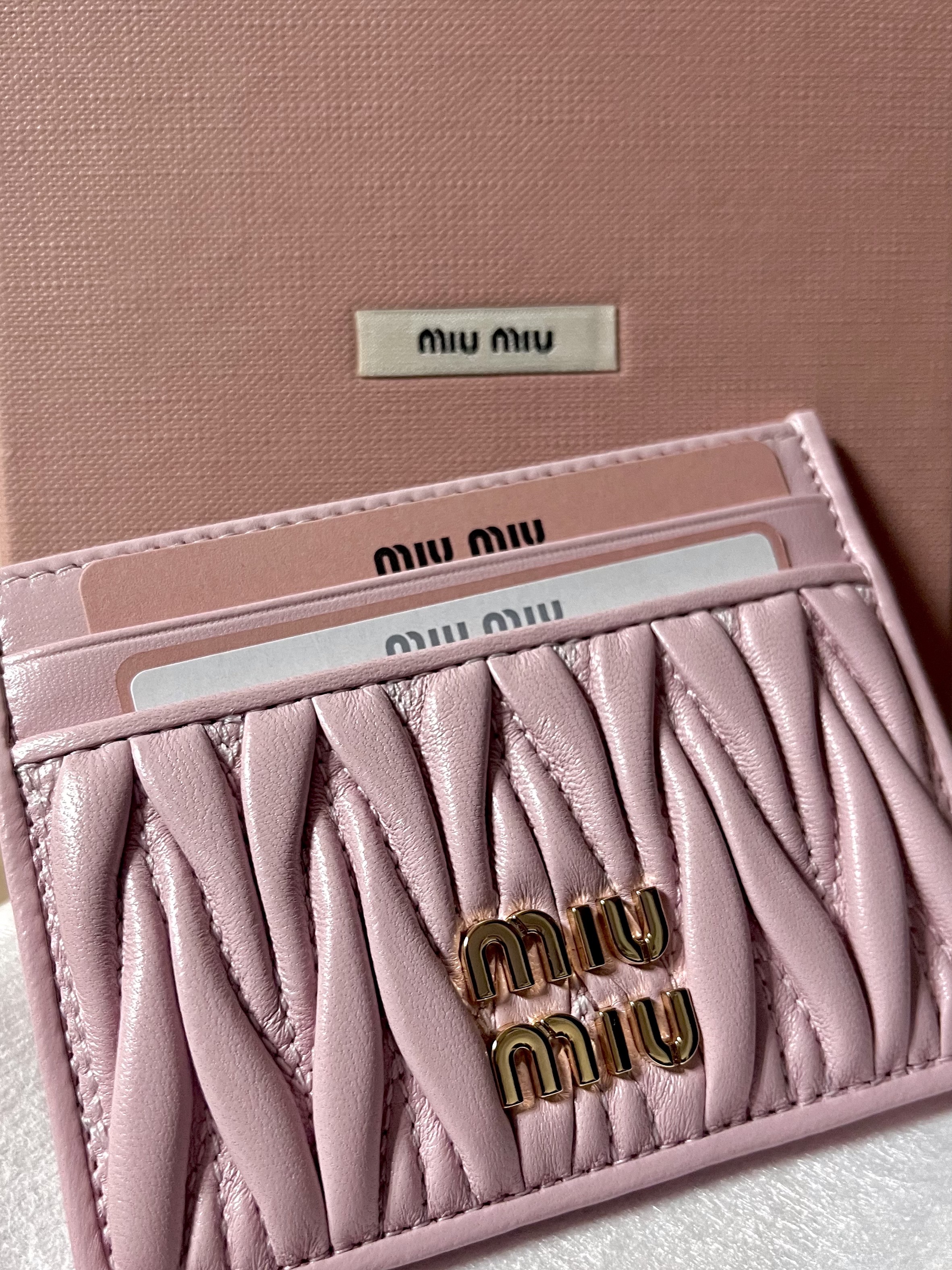 Miu Miu Matelasse Nappa Leather Card Holder Alabaster Pink 착용 스타일