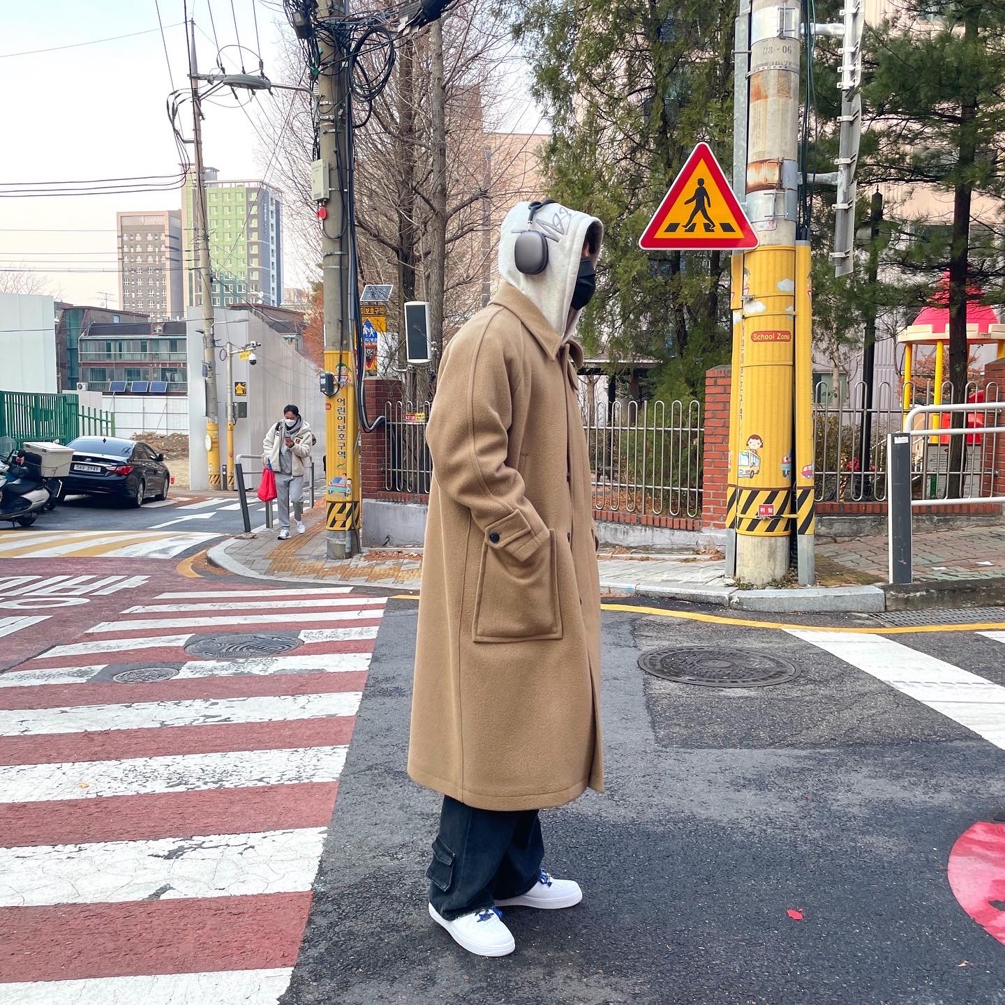 Nike Air Force 1 '07 Low White, Apple AirPods Max Lightning Space Gray (Korean Ver.) 착용 스타일 - 3