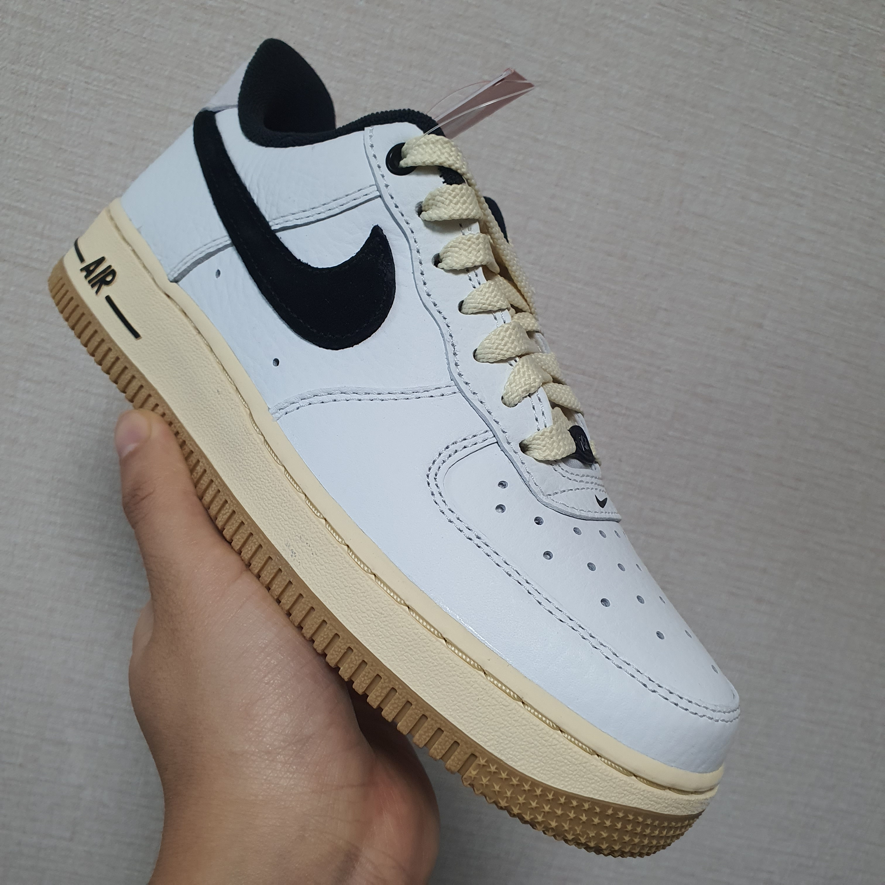 (W) Nike Air Force 1 '07 LX Black and Summit White 착용 스타일 - 1
