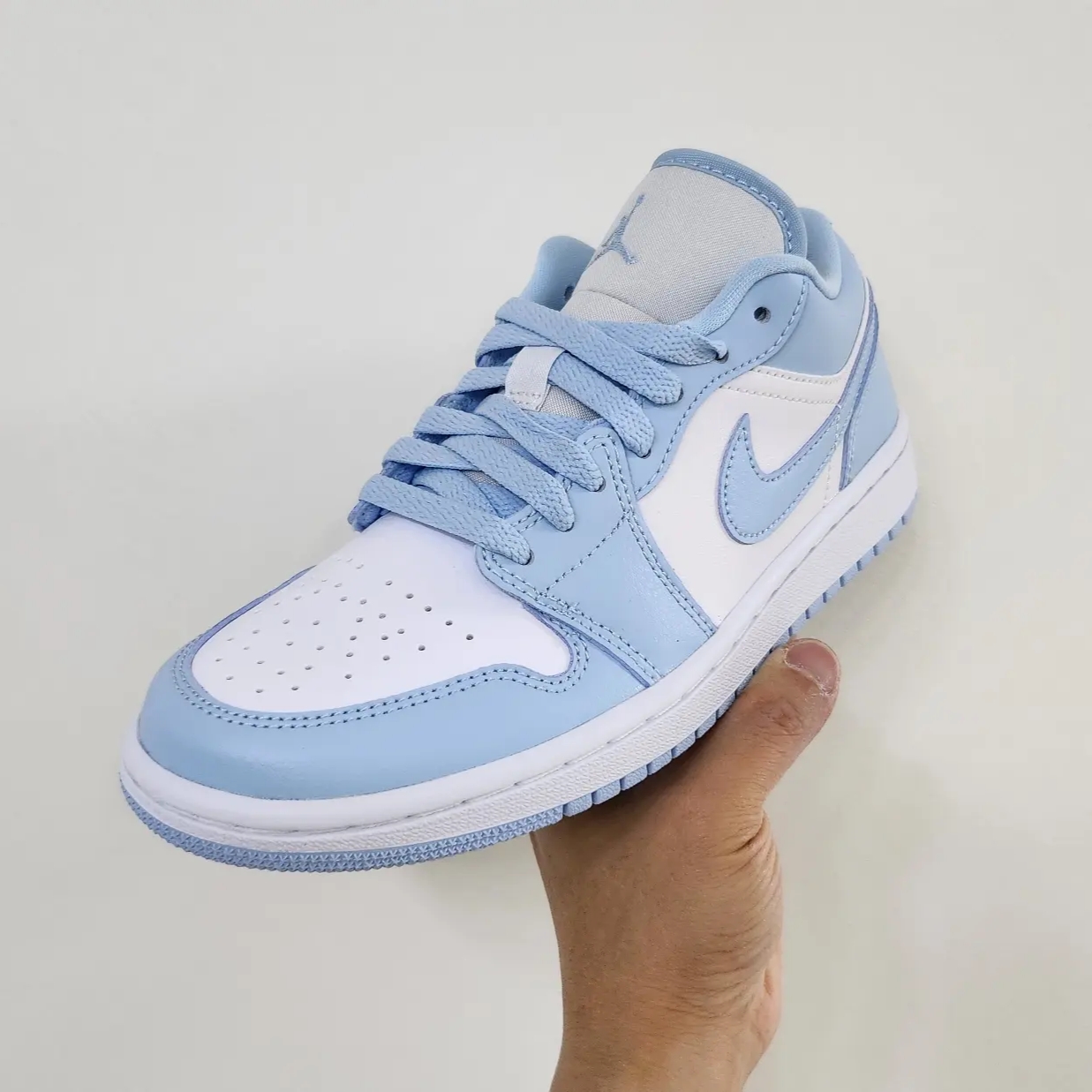 (W) Jordan 1 Low White Ice Blue 착용 스타일 - 1