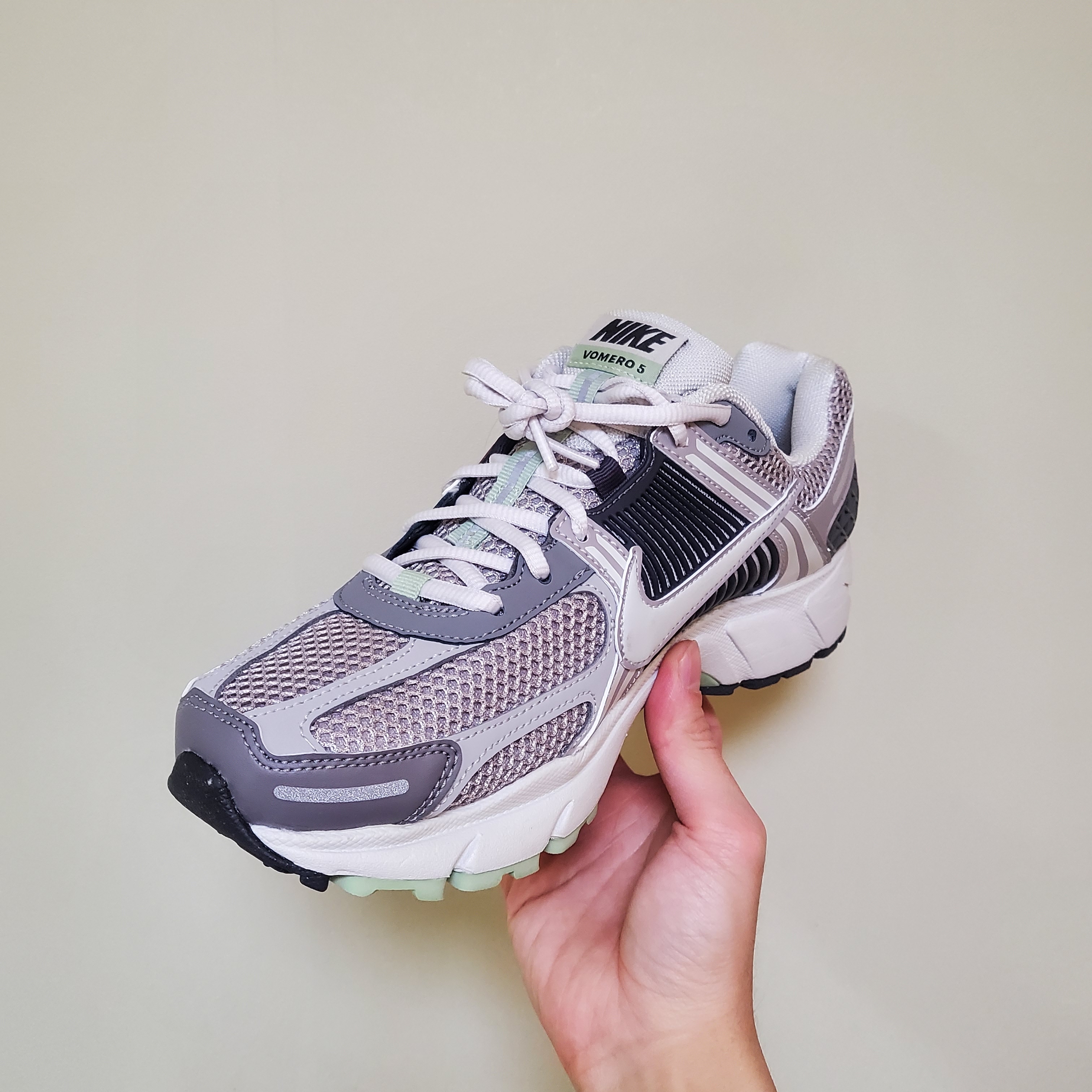 (W) Nike Zoom Vomero 5 Cobblestone and Flat Pewter 착용 스타일 - 1