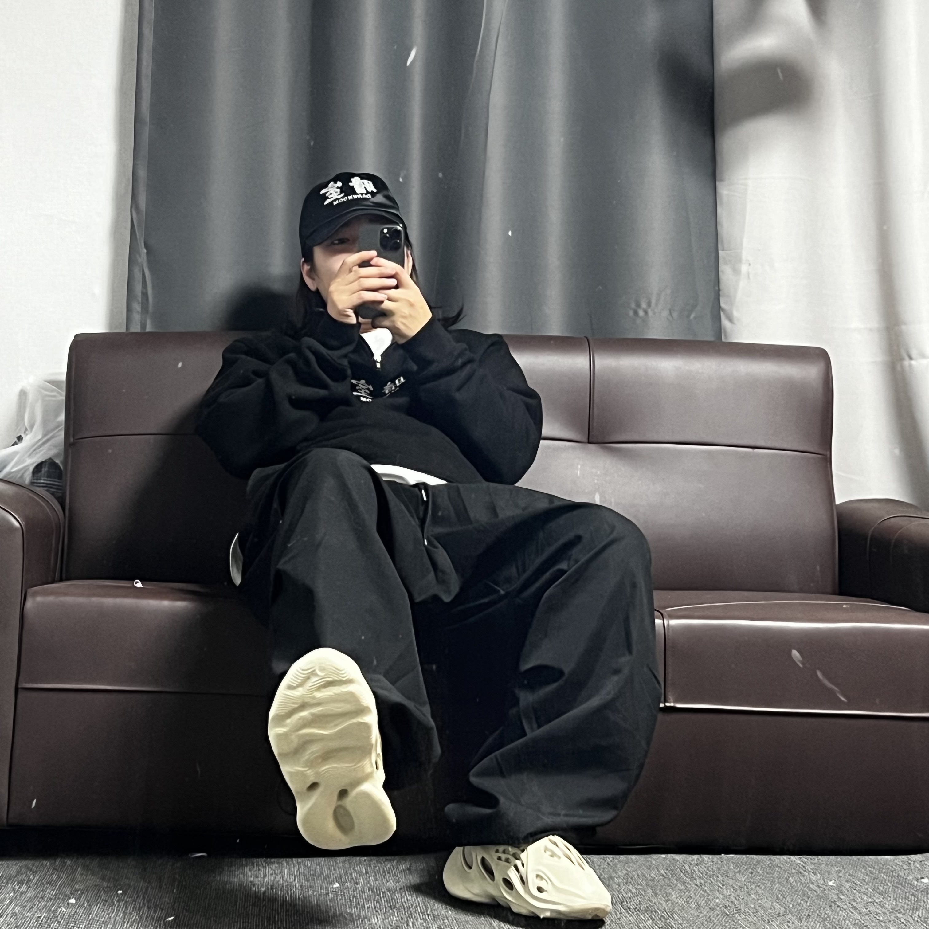 Adidas Yeezy Foam RNNR Sand, Darkr8m Studio Quarter Zip Up Sweatshirt Black 착용 스타일