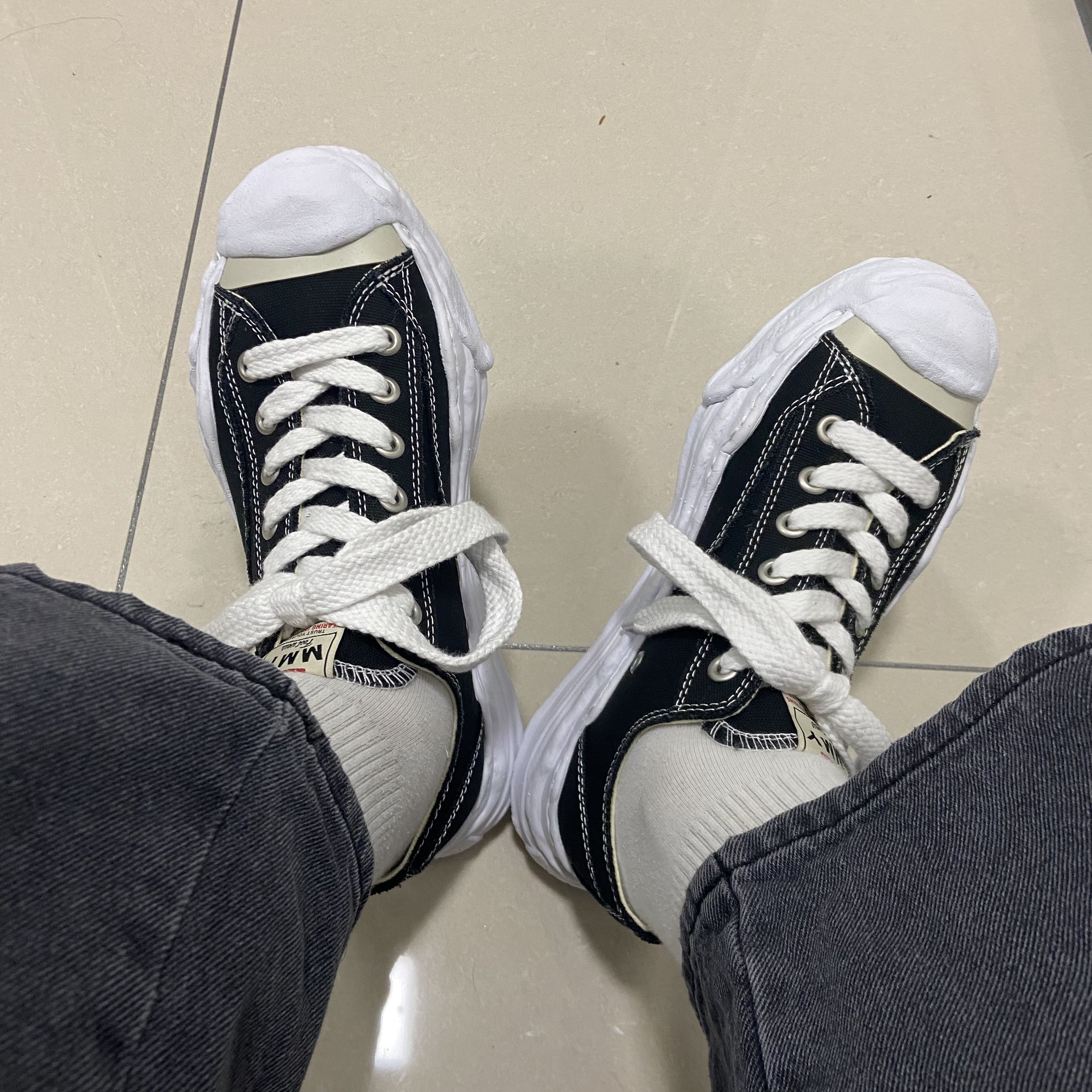 Maison Mihara Yasuhiro Hank OG Sole Canvas Low-top Sneakers Black 착용 스타일 - 3