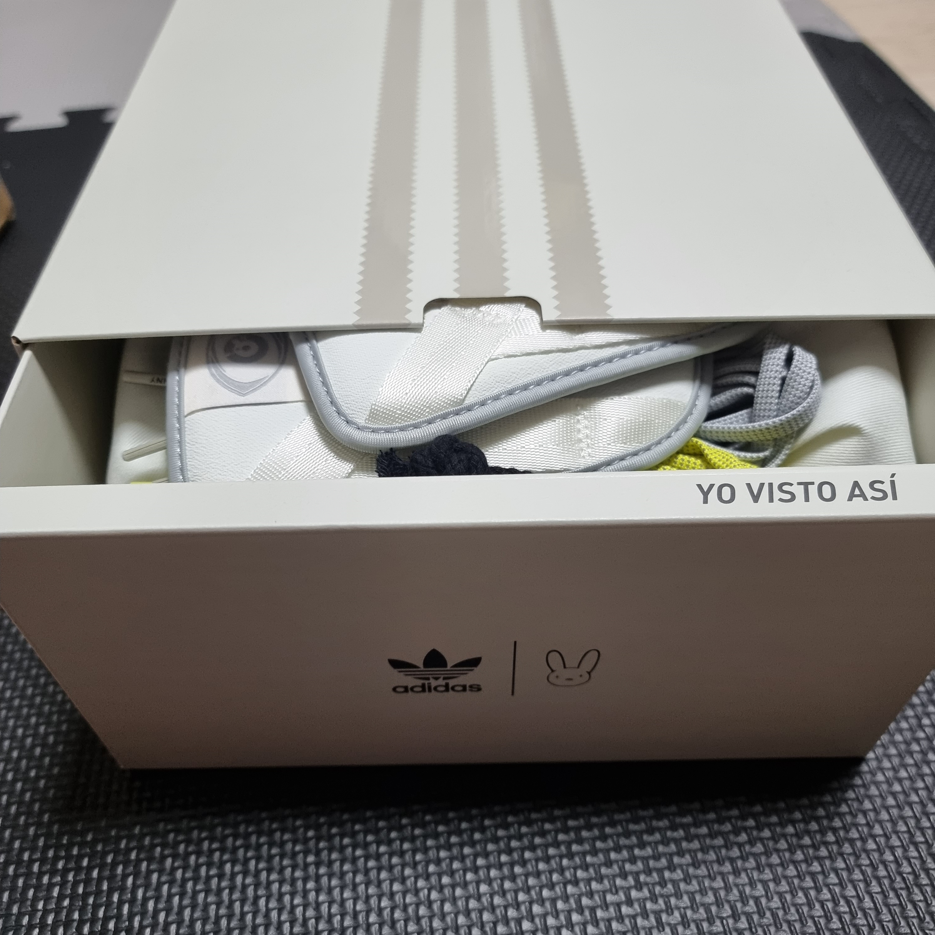 Adidas x Bad Bunny Forum Low Cloud White Clear Onix 착용 스타일 - 1