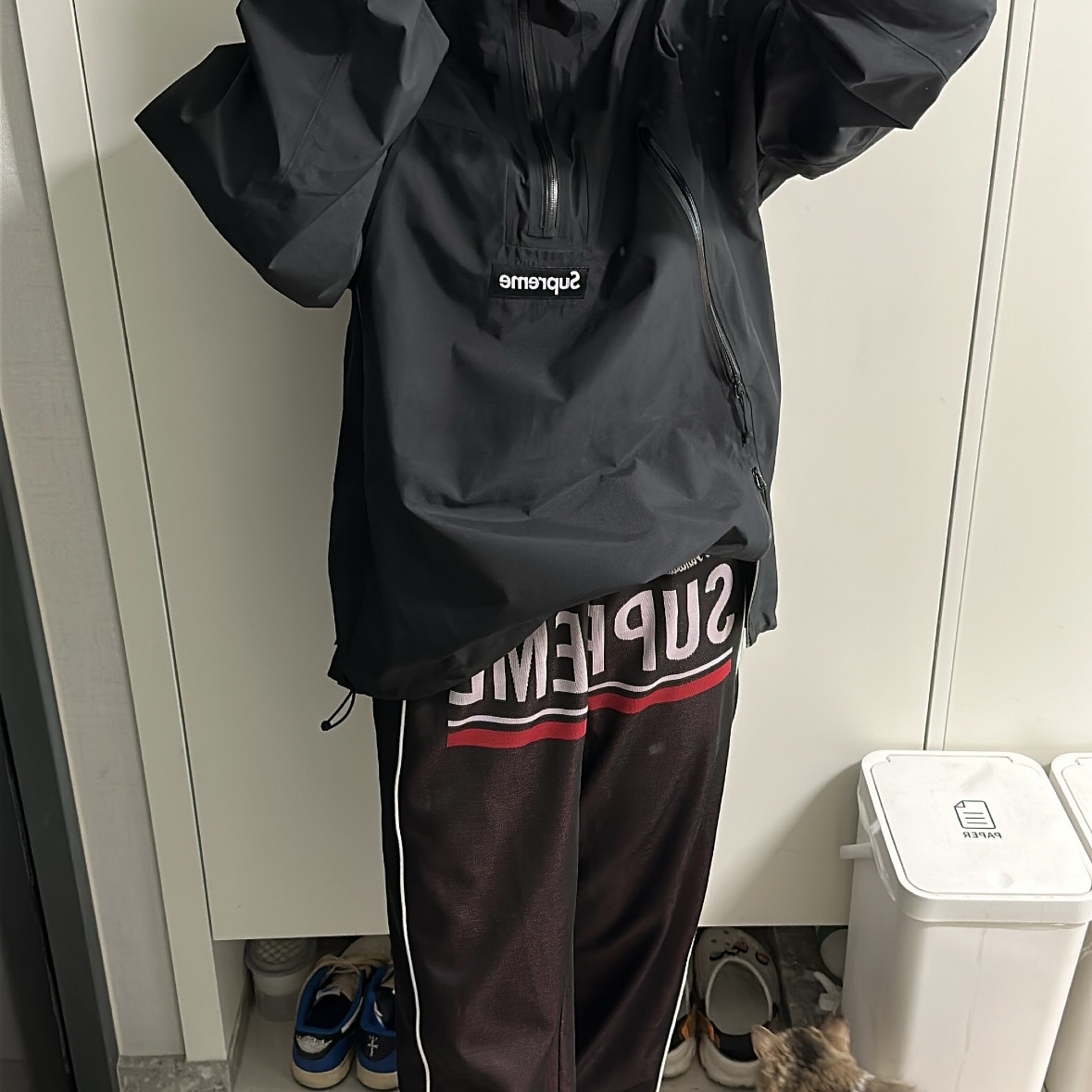 Supreme 2-In-1 Gore-Tex Shell + Windstopper Vest Black - 22FW, Supreme World Famous Jacquard Track Pants Black - 22FW 착용 스타일