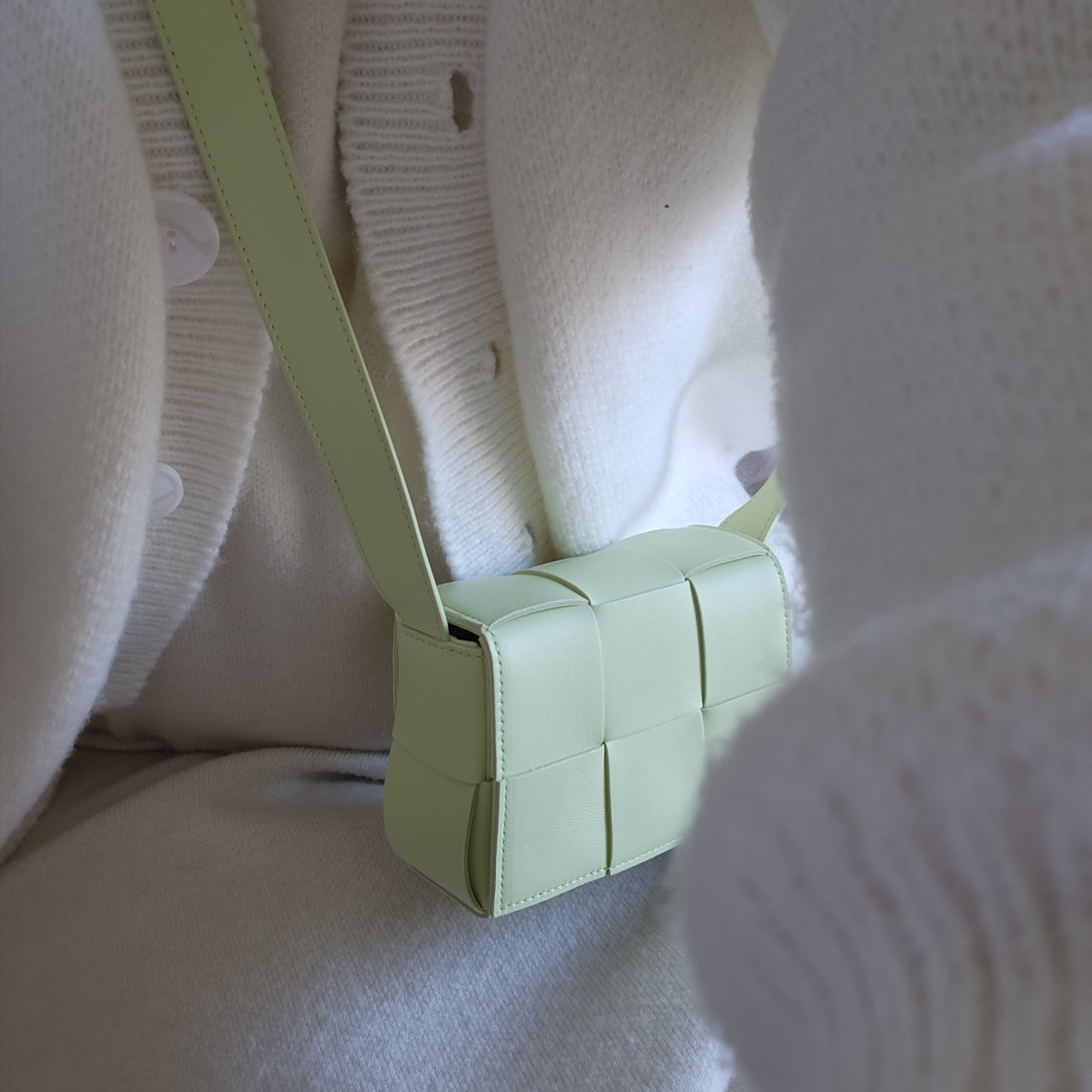 Bottega Veneta Mini Leather Cassette Lemon Washed 착용 스타일