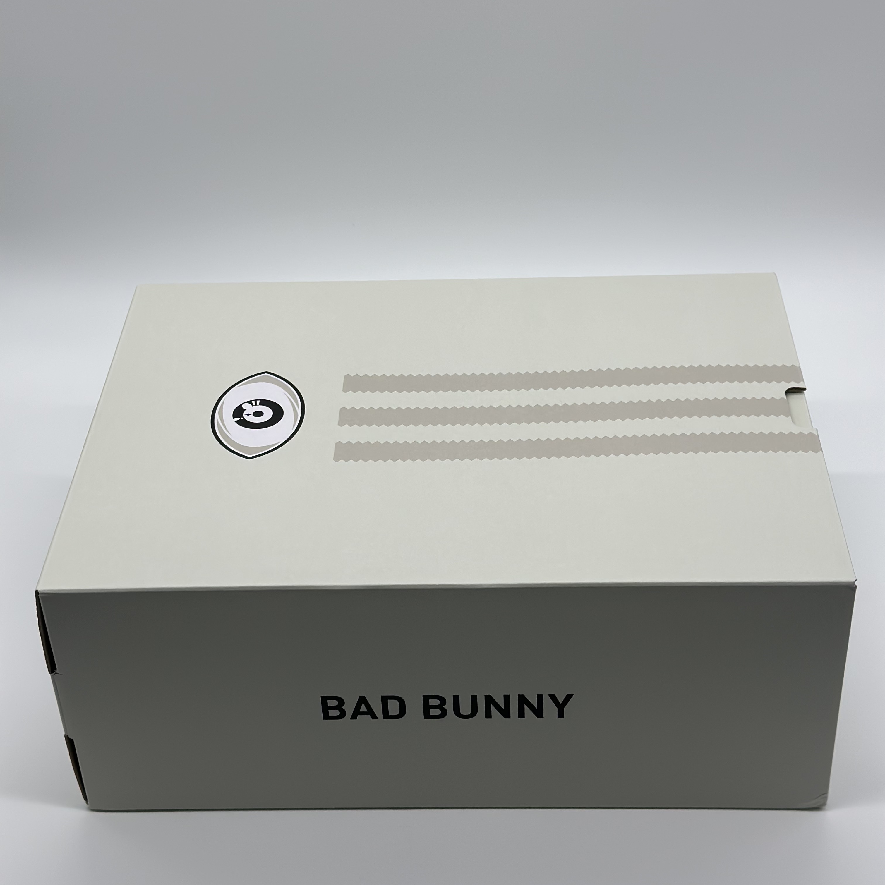 Adidas x Bad Bunny Forum Low Cloud White Clear Onix 착용 스타일 - 2