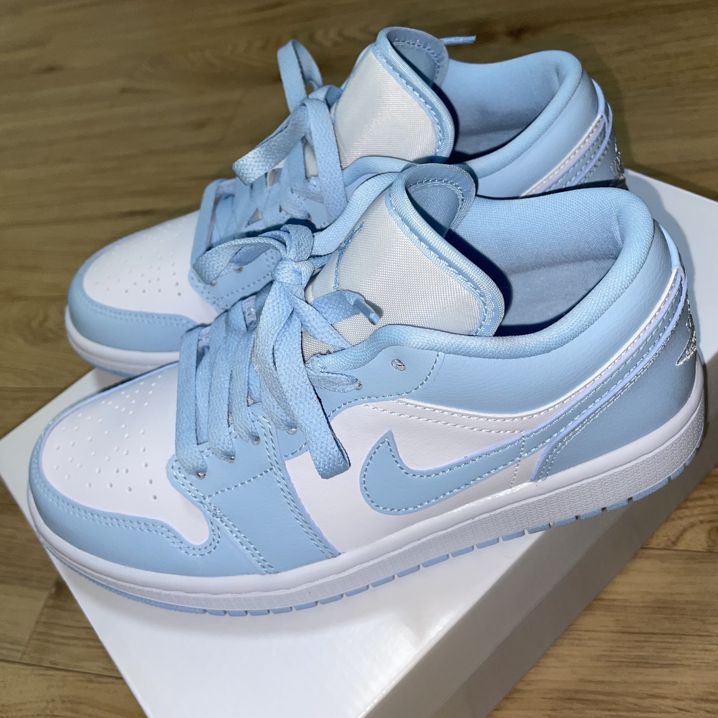 (W) Jordan 1 Low White Ice Blue 착용 스타일 - 1