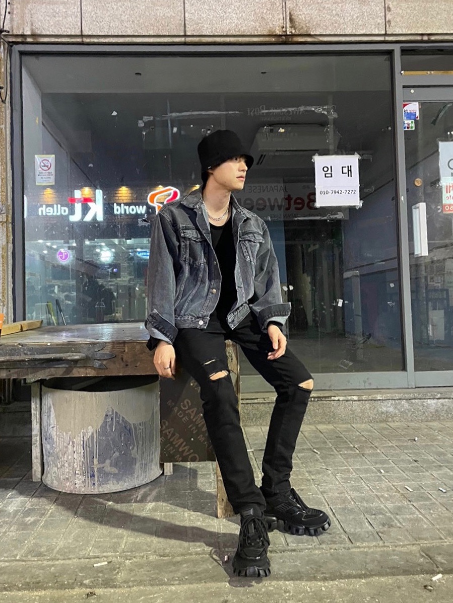 Prada Cloudbust Thunder Technical Fabric Sneakers Black 착용 스타일