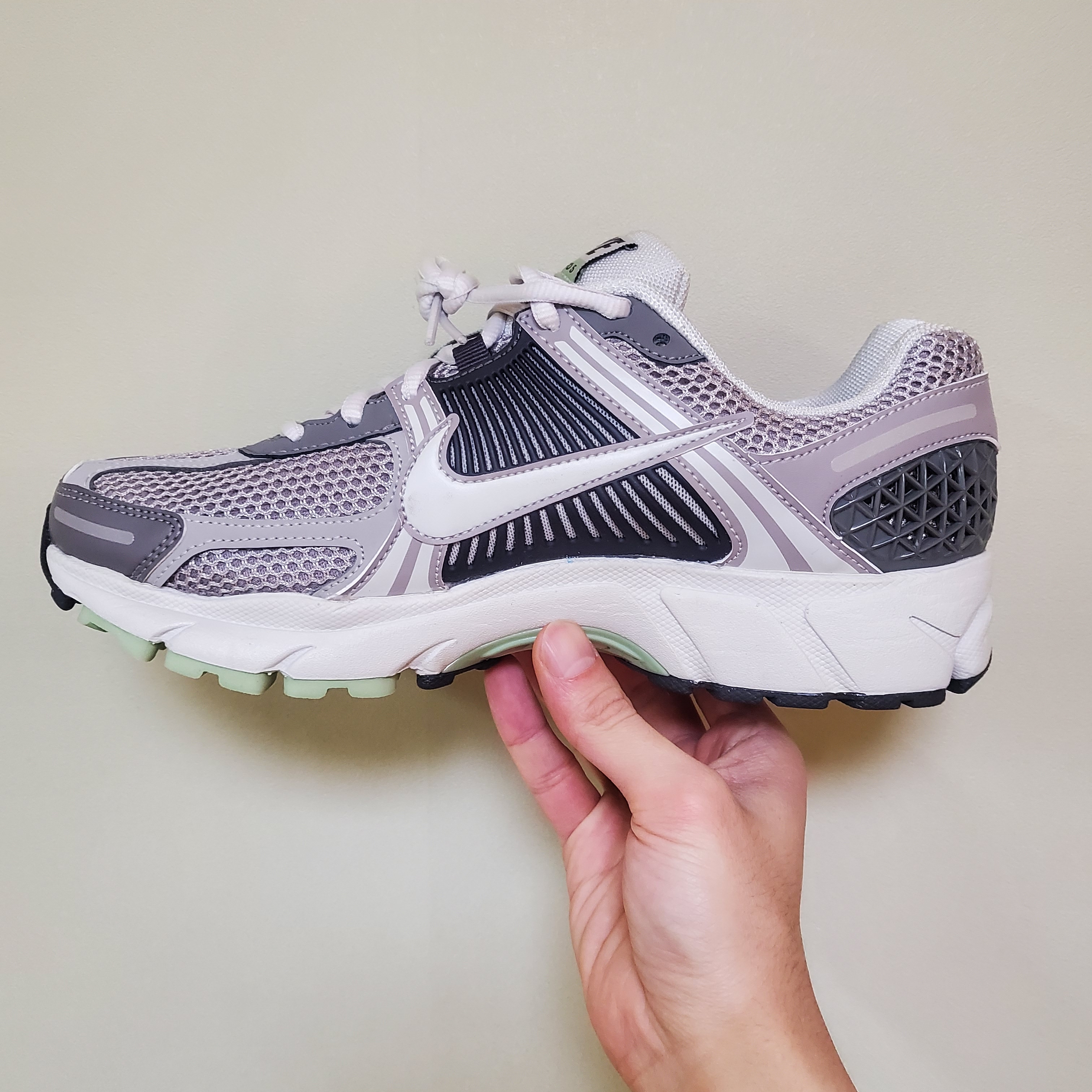 (W) Nike Zoom Vomero 5 Cobblestone and Flat Pewter 착용 스타일 - 2