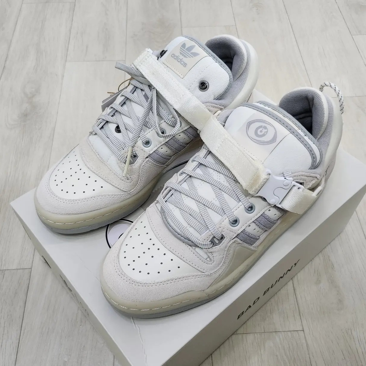 Adidas x Bad Bunny Forum Low Cloud White Clear Onix 착용 스타일 - 4