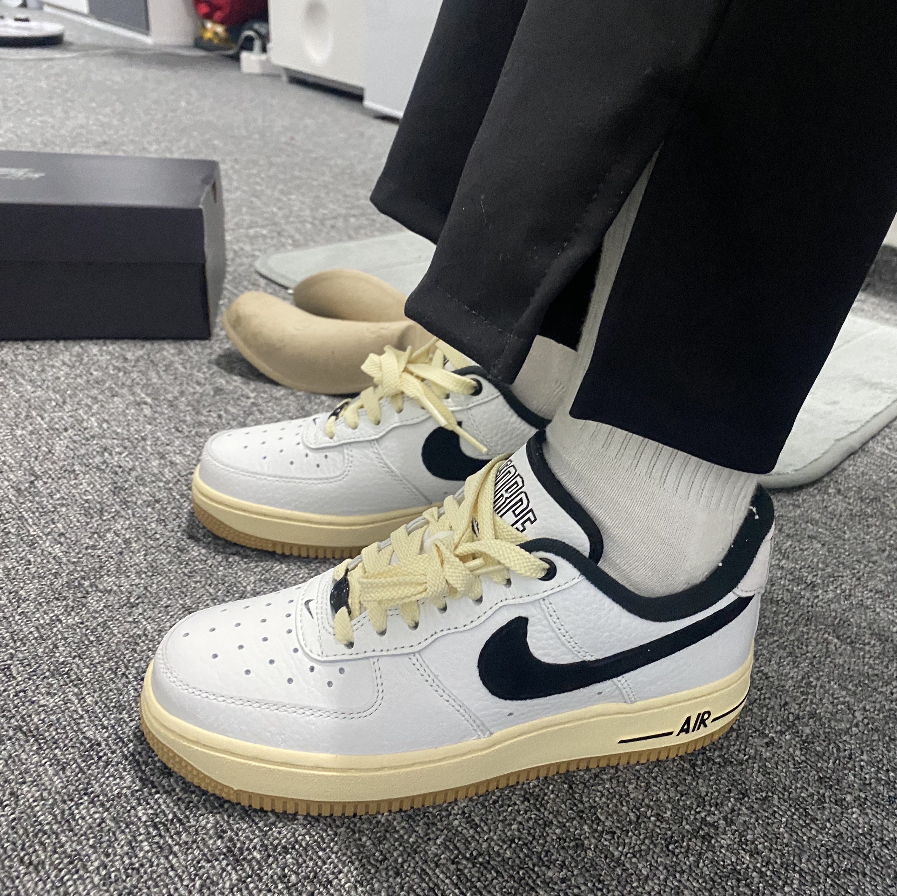(W) Nike Air Force 1 '07 LX Black and Summit White 착용 스타일 - 1
