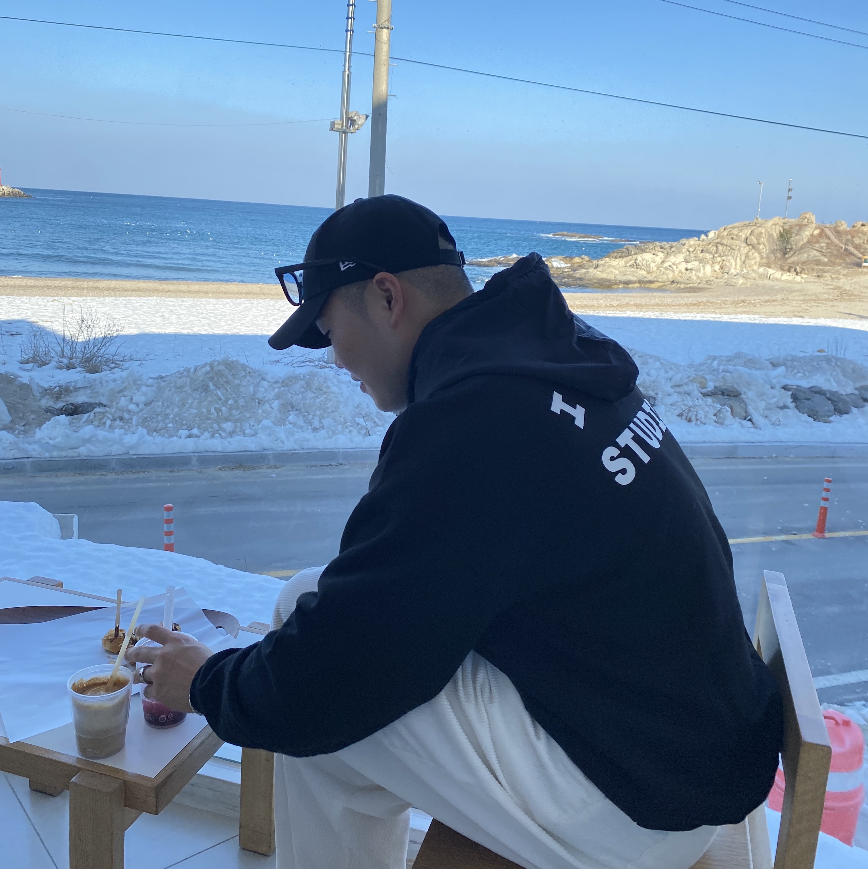 IAB Studio Woven Hoodie Black, Jordan 1 Retro High OG Hyper Royal 착용 스타일 - 1