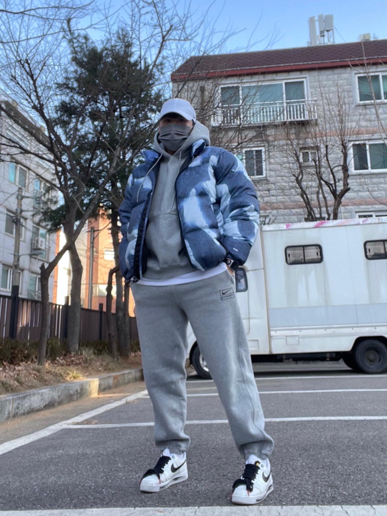 Supreme x The North Face Bleached Denim Print Nuptse Jacket Indigo - 21FW, Nike x Stussy NRG RA Pullover Hoodie Dark Grey Heather (DJ9488-063) 착용 스타일 - 2