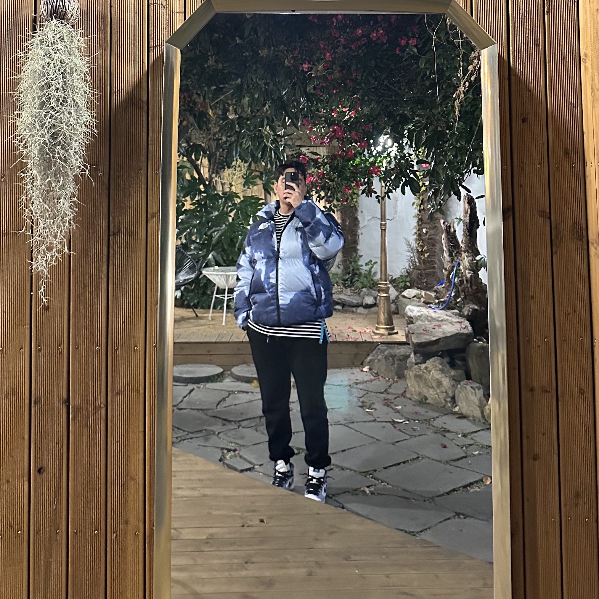 Supreme x The North Face Bleached Denim Print Nuptse Jacket Indigo - 21FW, Jordan 1 Retro High OG University Blue 착용 스타일