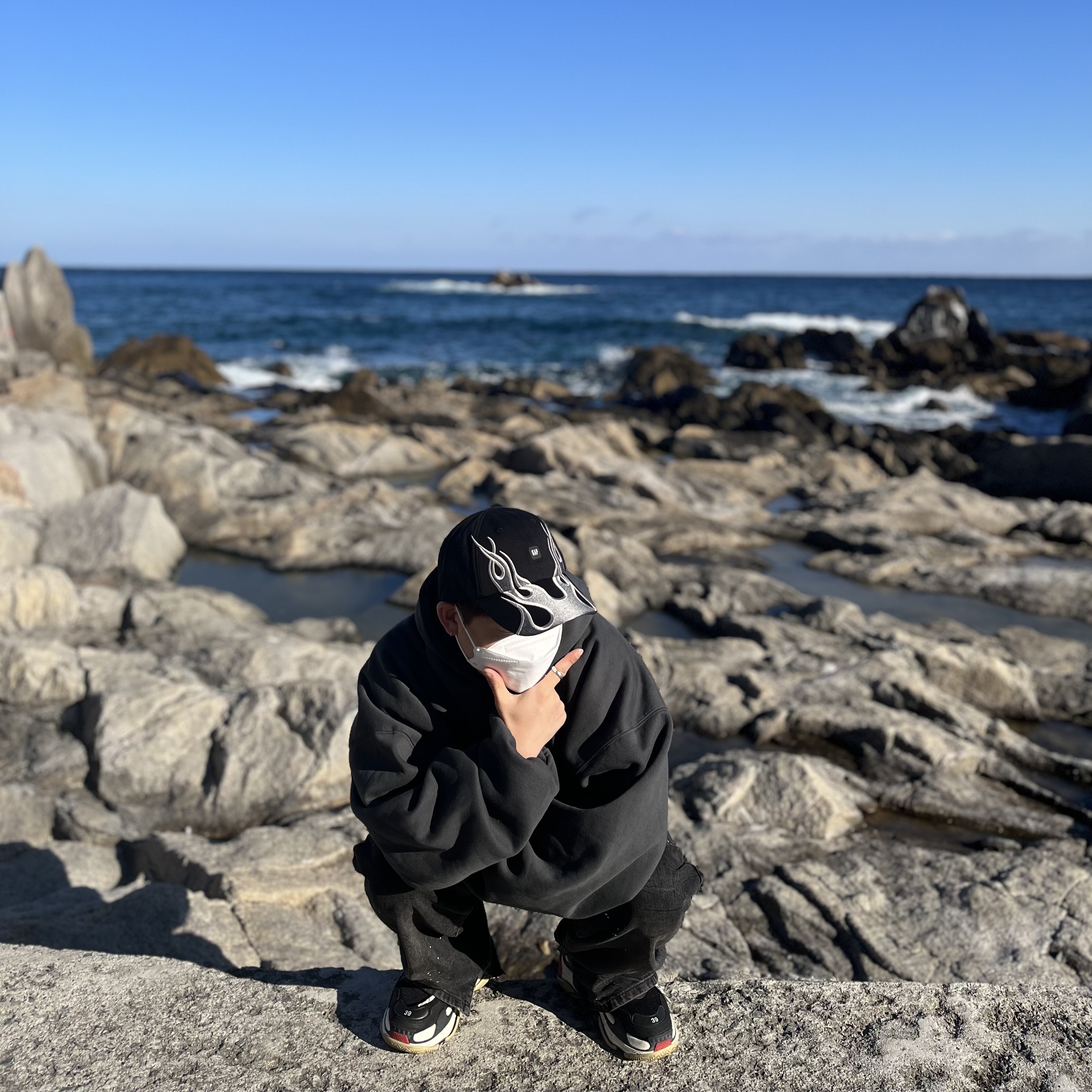 Yeezy Gap Engineered By Balenciaga Flame Cap Black, Yeezy Gap Engineered By Balenciaga Dove Hoodie Black 착용 스타일 - 1