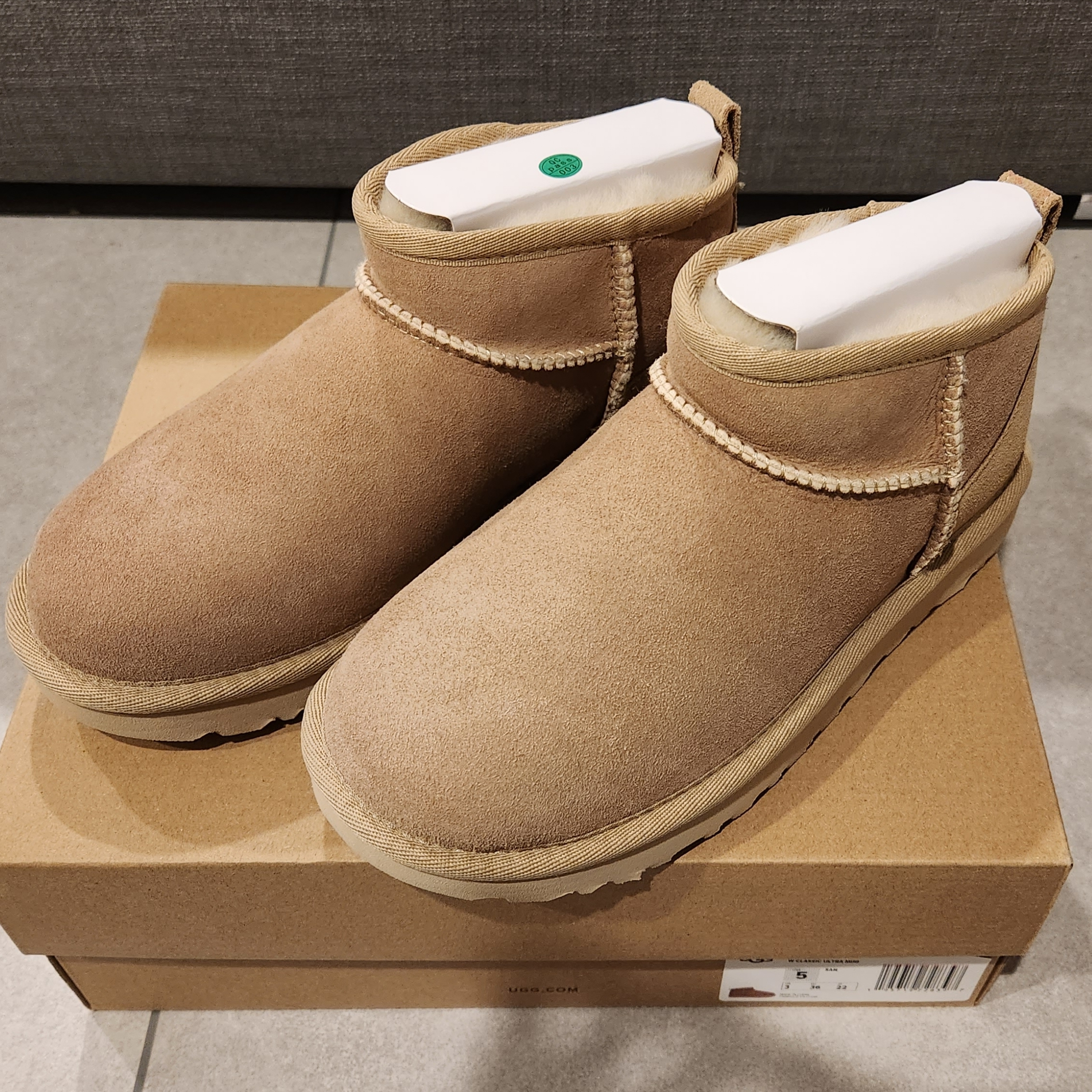 (W) UGG Classic Ultra Mini Boots Grey, (W) UGG Classic Mini II Boots Chestnut 착용 스타일 - 3