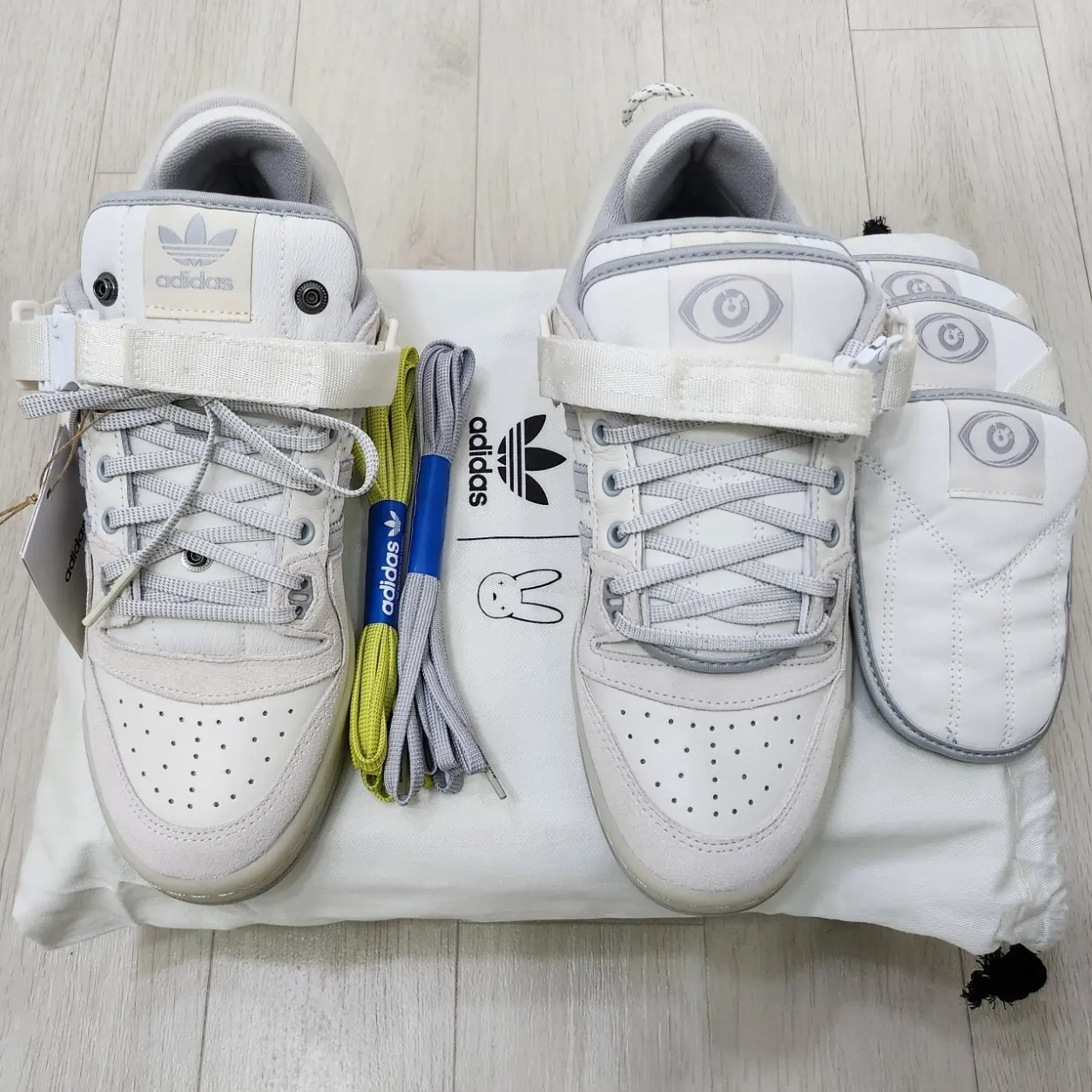 Adidas x Bad Bunny Forum Low Cloud White Clear Onix 착용 스타일 - 3