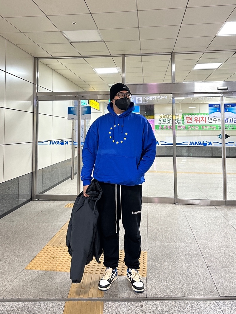 Jordan 1 x Travis Scott x Fragment Retro Low OG SP Military Blue, Essentials Puffer Jacket Black - 20FW 착용 스타일 - 2