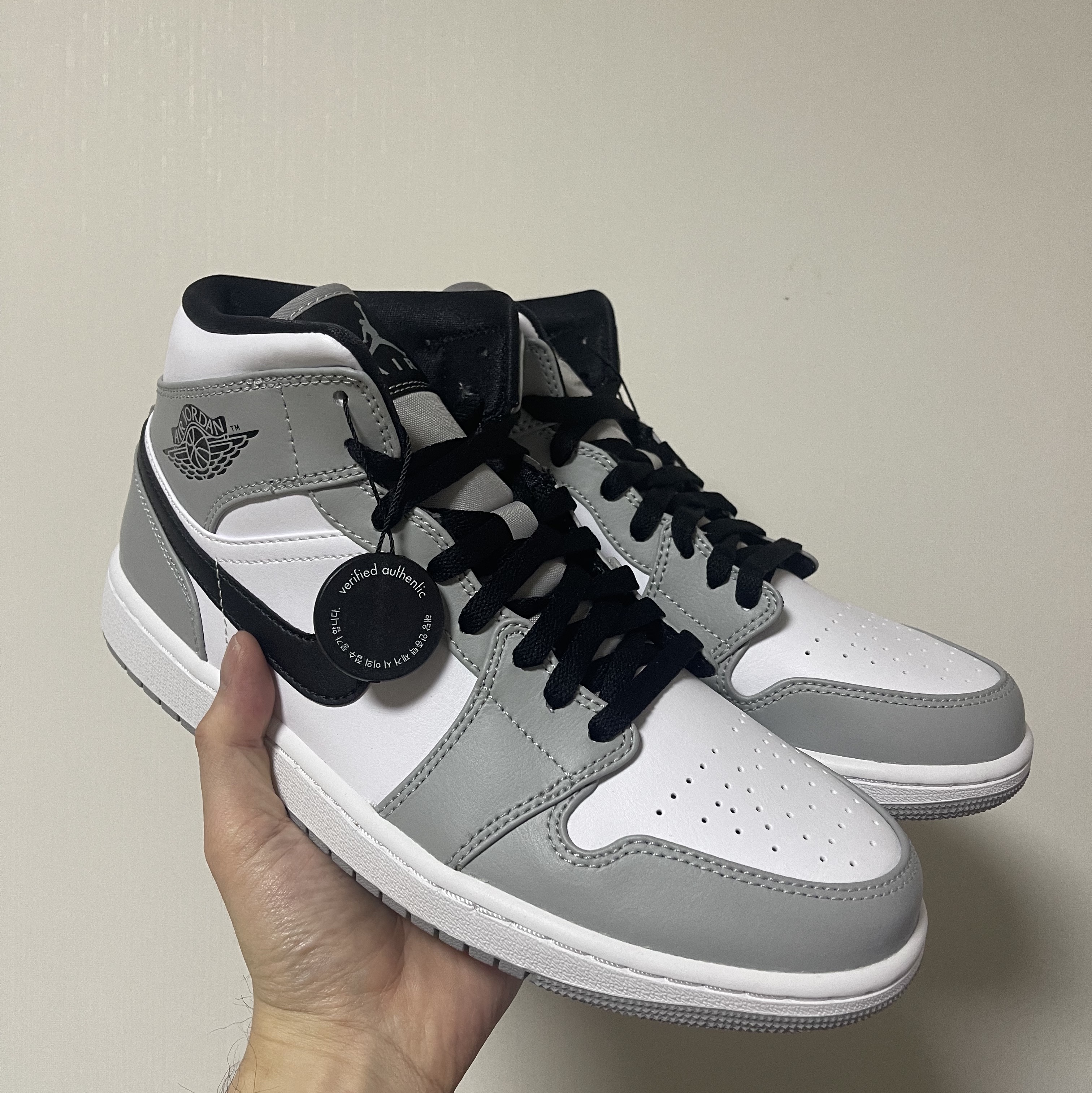 Jordan 1 Mid Light Smoke Grey 착용 스타일 - 5