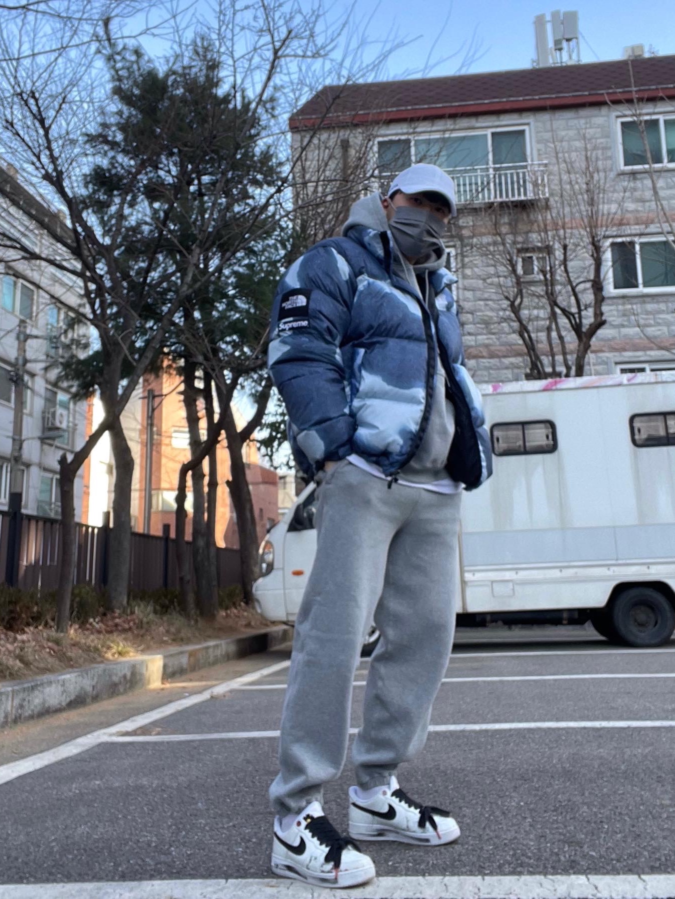 Supreme x The North Face Bleached Denim Print Nuptse Jacket Indigo - 21FW, Nike x Stussy NRG RA Pullover Hoodie Dark Grey Heather (DJ9488-063) 착용 스타일 - 3