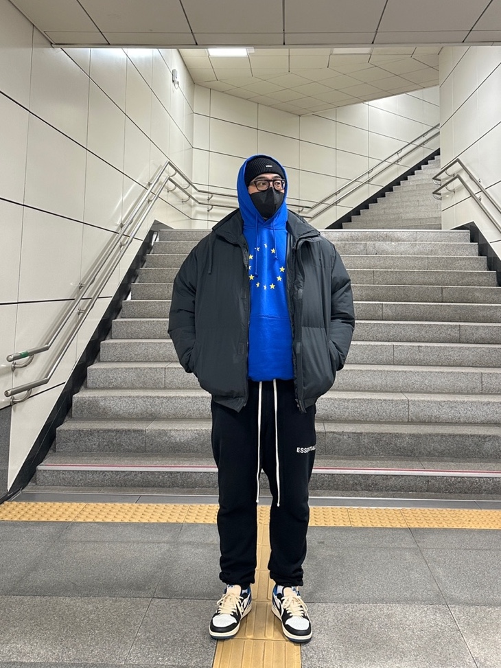 Jordan 1 x Travis Scott x Fragment Retro Low OG SP Military Blue, Essentials Puffer Jacket Black - 20FW 착용 스타일 - 1