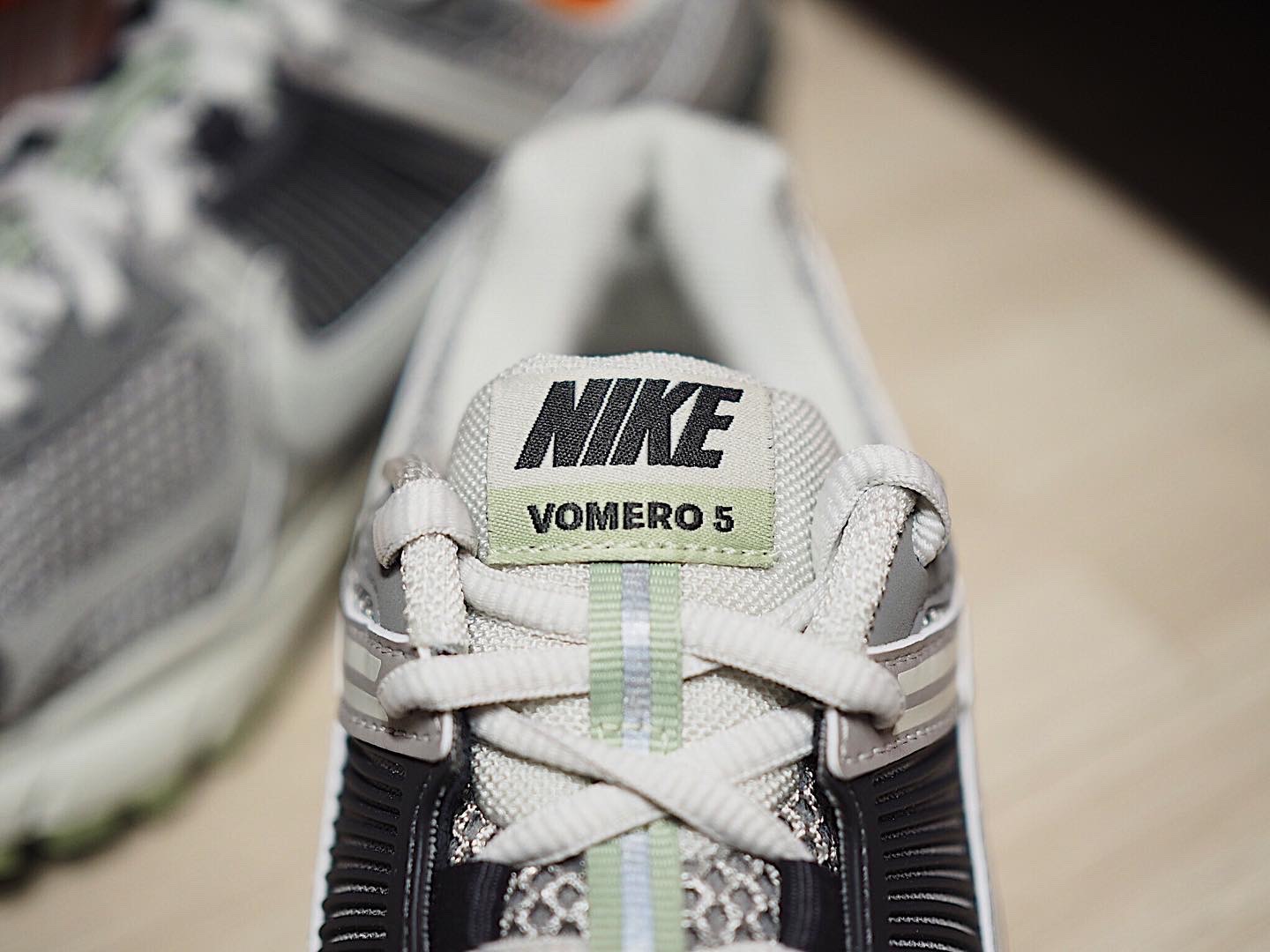 (W) Nike Zoom Vomero 5 Cobblestone and Flat Pewter 착용 스타일 - 5
