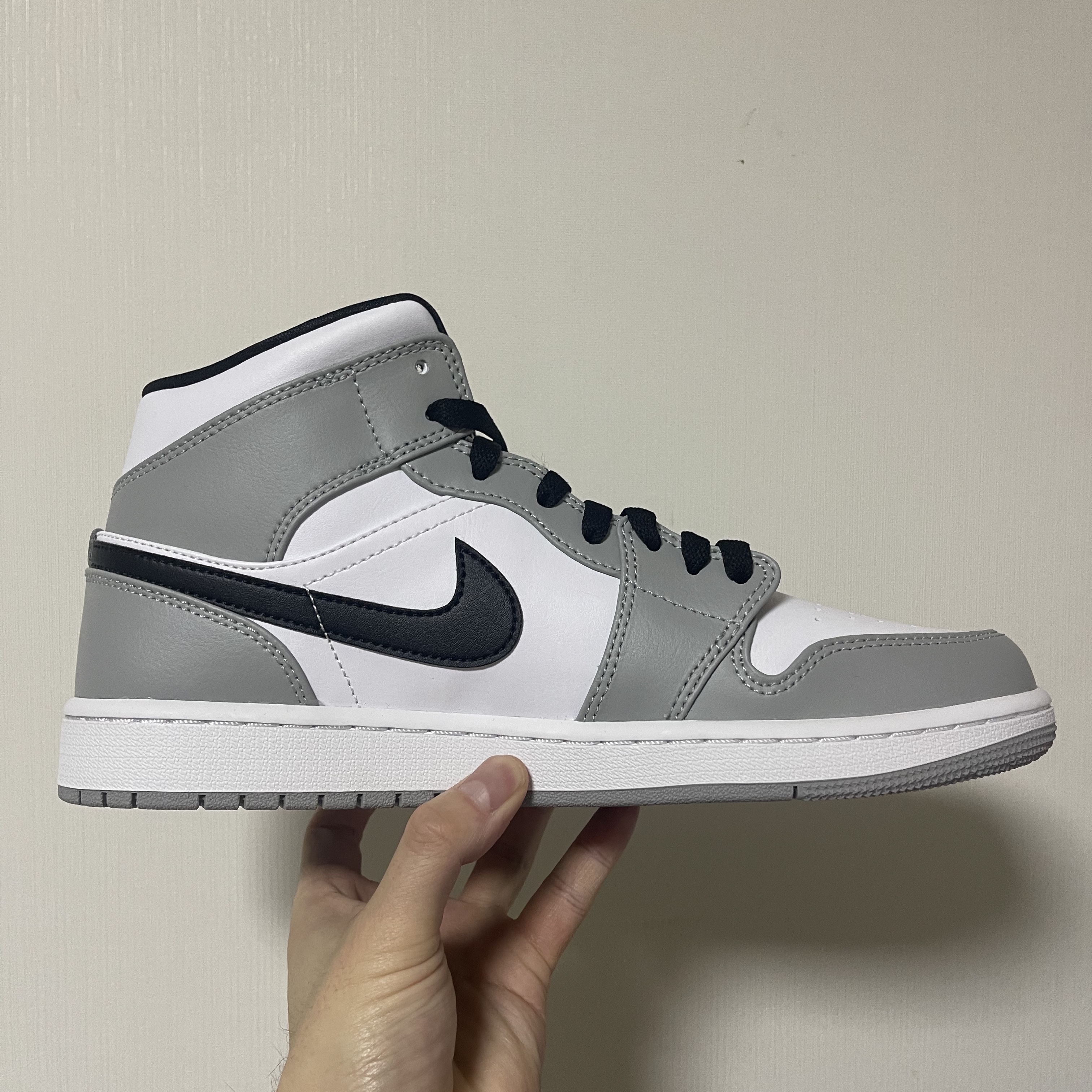 Jordan 1 Mid Light Smoke Grey 착용 스타일 - 4