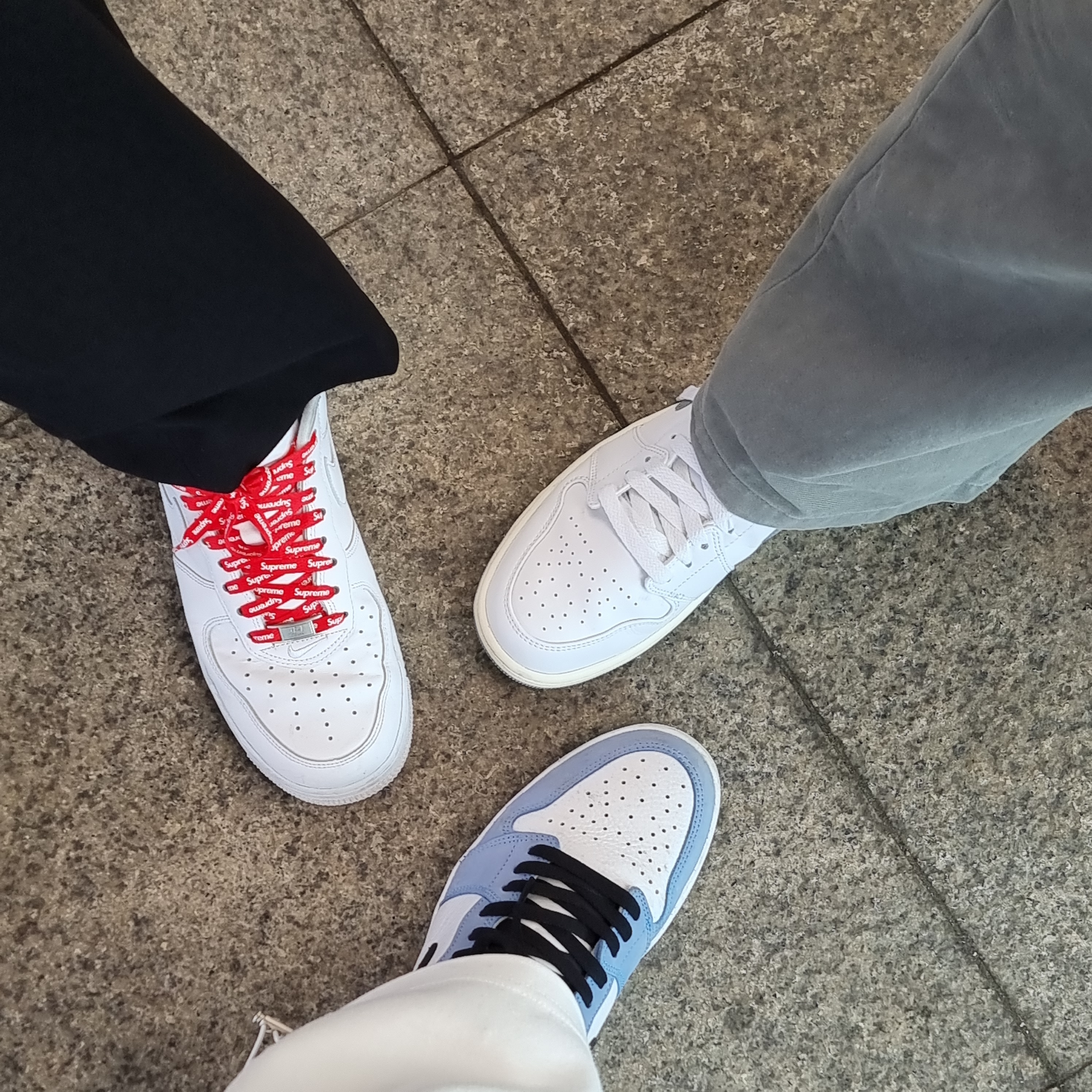 Jordan 1 Retro High OG University Blue, Nike x Supreme Air Force 1 Low White 착용 스타일