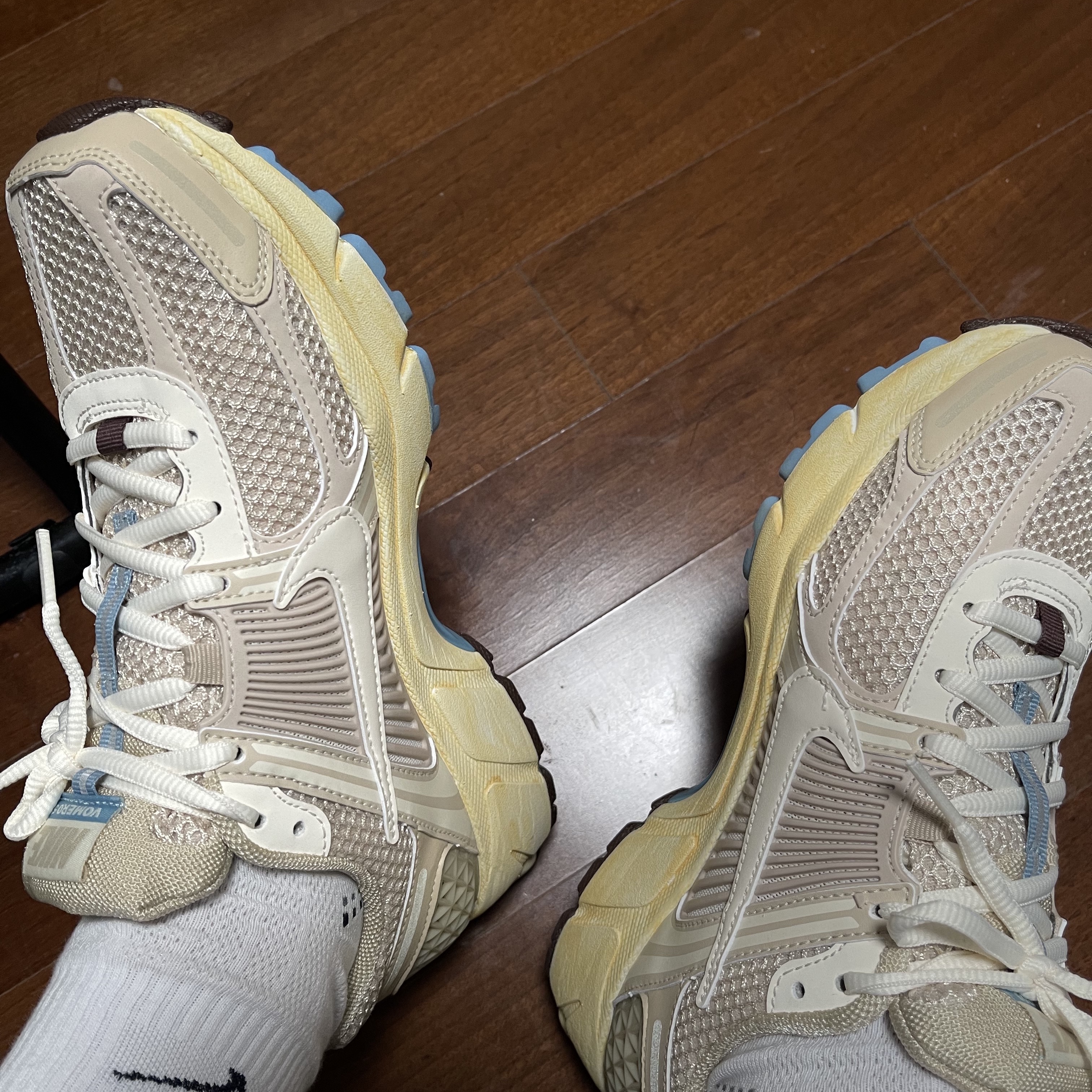 (W) Nike Zoom Vomero 5 Oatmeal 착용 스타일