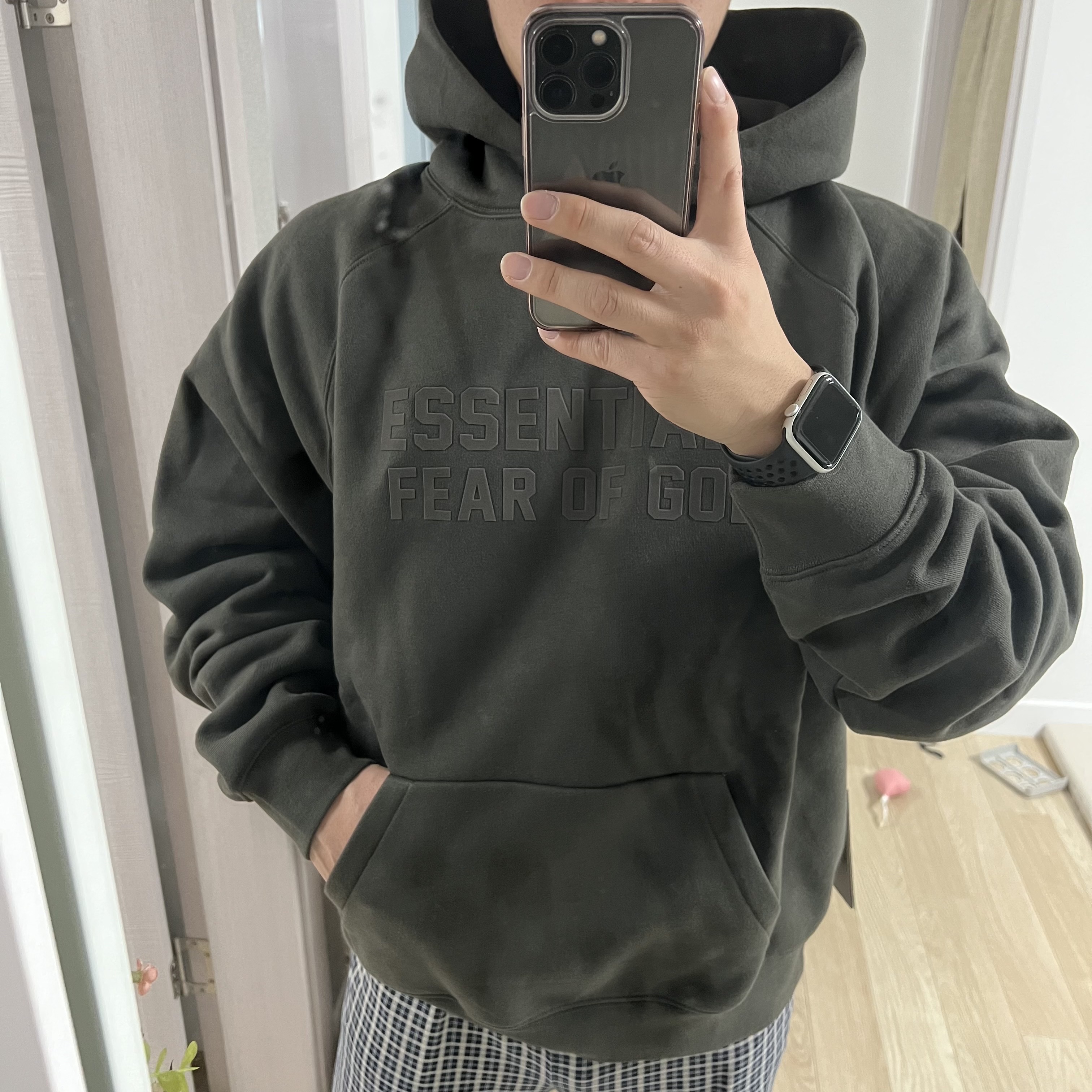 Essentials Hoodie Off Black - 22FW, Nike ACG Mountain Fly Low Gore-Tex SE Dark Smoke Grey 착용 스타일 - 1
