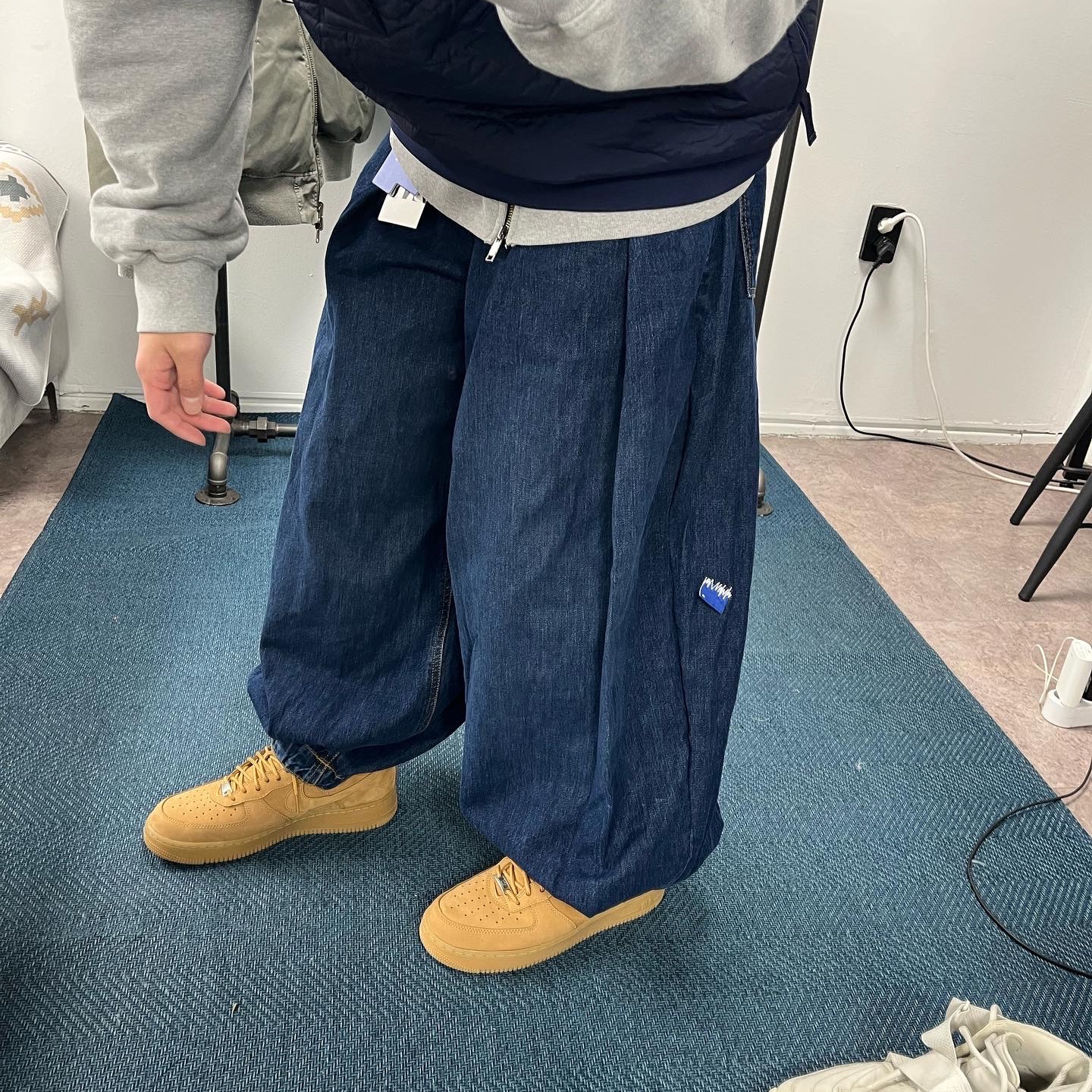 Zara x Ader Error Wide Leg Jeans Blue, Nike x Cav Empt Vest Navy 착용 스타일 - 2