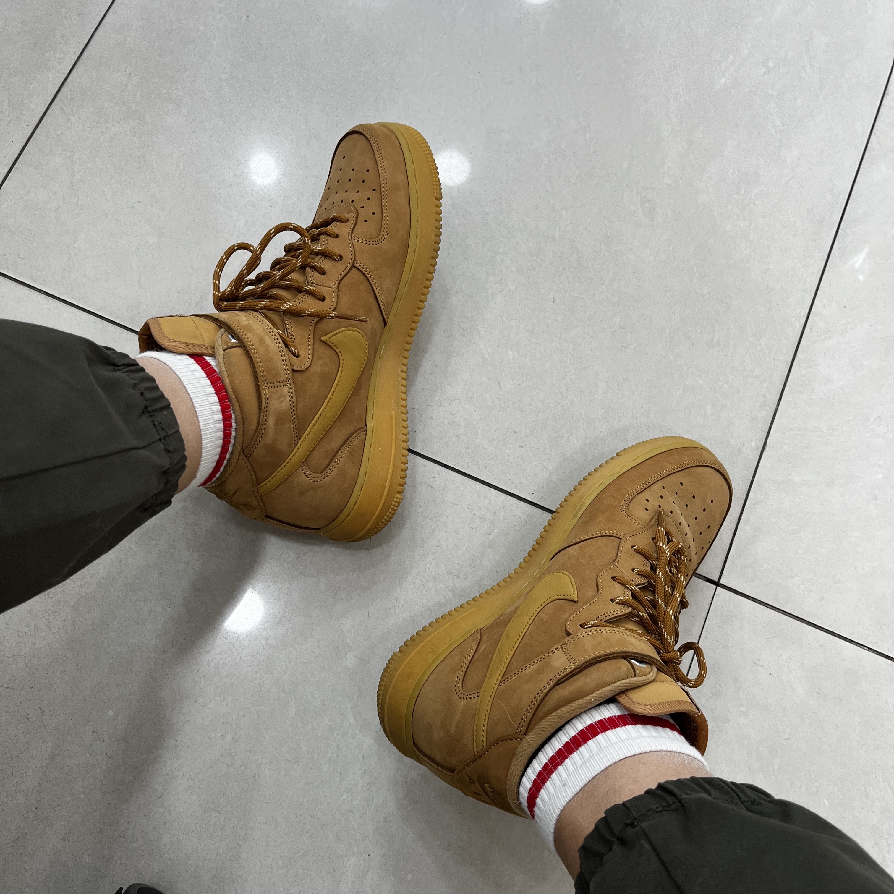 Nike Air Force 1 Mid '07 WB Flax 착용 스타일