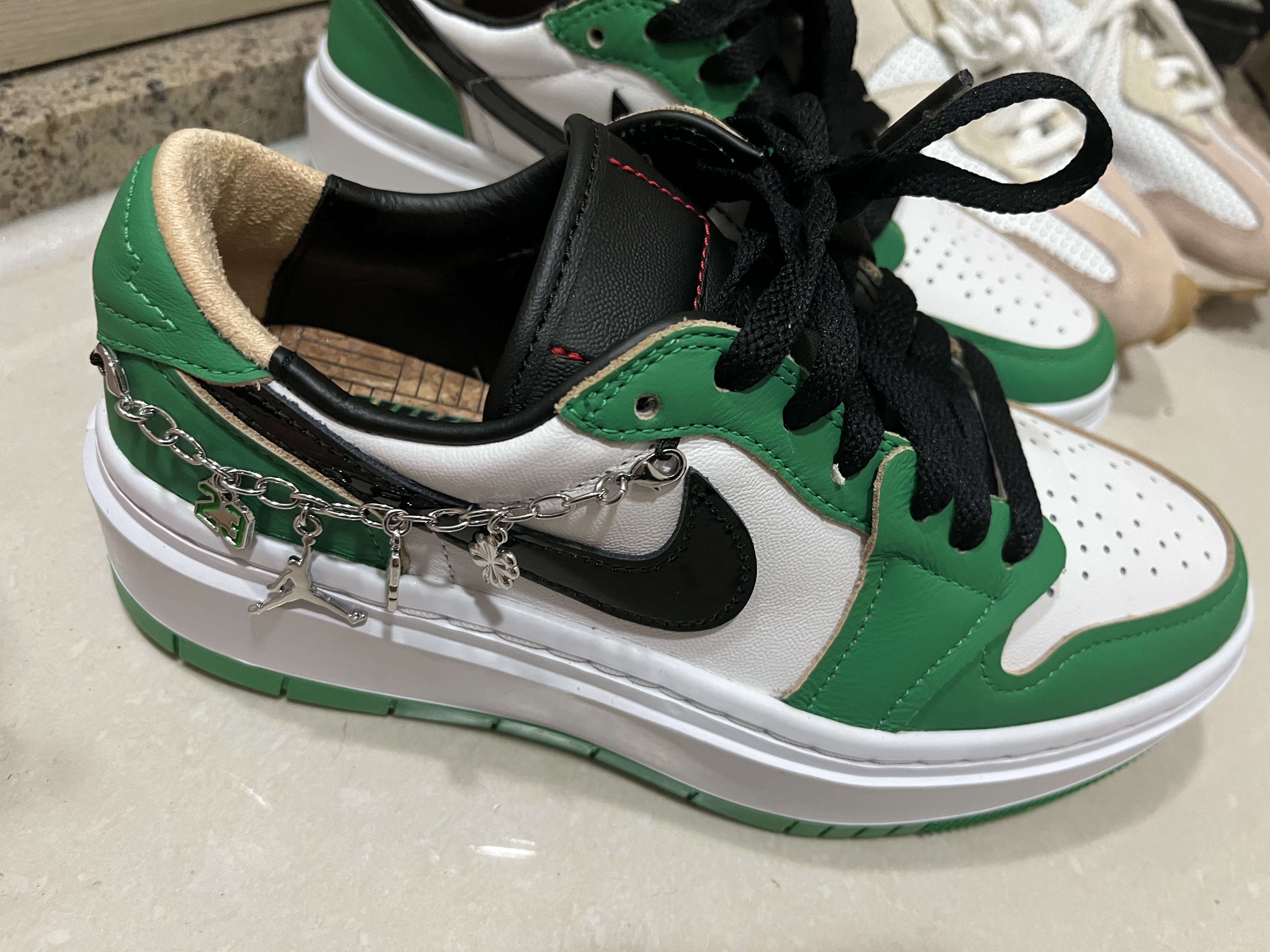 (W) Jordan 1 Elevate Low SE Lucky Green 착용 스타일 - 1