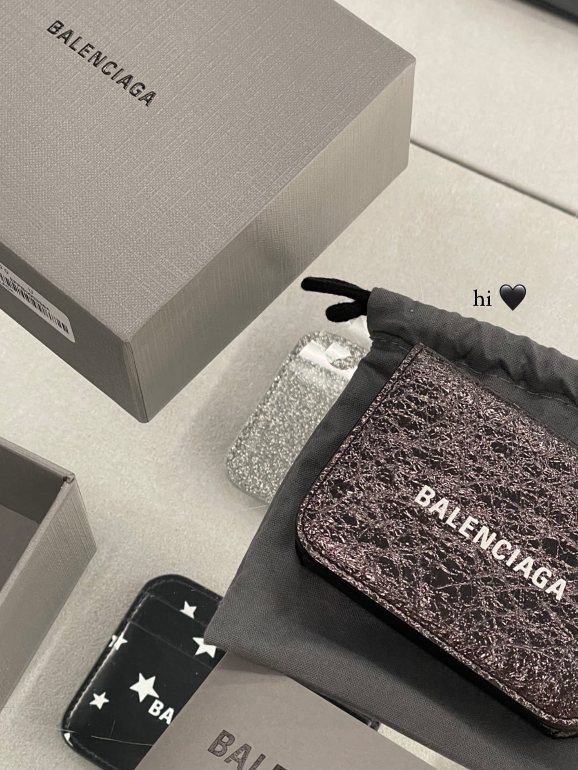 Balenciaga Metallized Cash Mini Wallet Black 착용 스타일