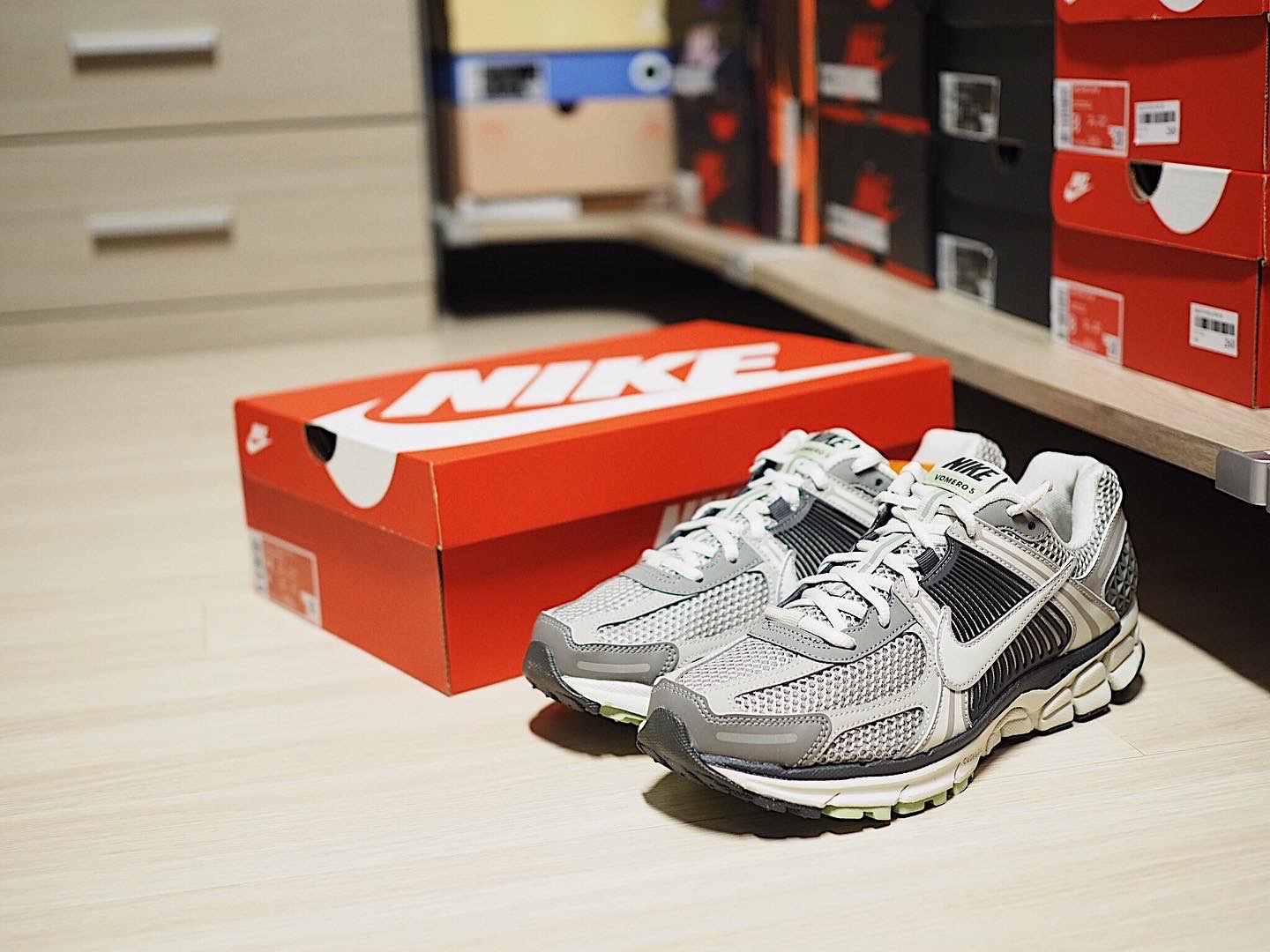 (W) Nike Zoom Vomero 5 Cobblestone and Flat Pewter 착용 스타일 - 1