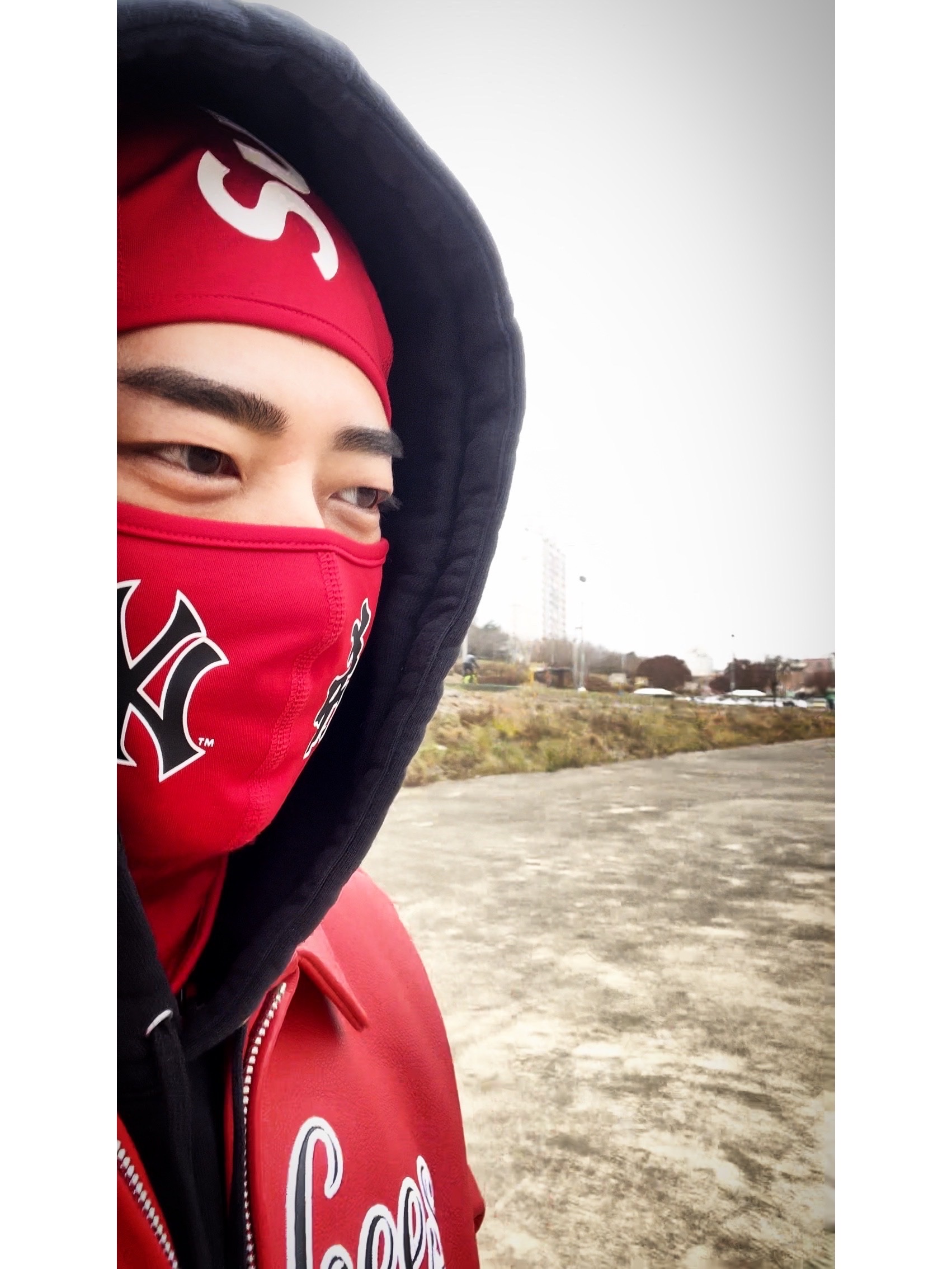 Supreme x MLB Kanji Teams Lightweight Balaclava Yankees Red - 22FW, Supreme x MLB Kanji Teams Lightweight Balaclava White Sox Black - 22FW 착용 스타일 - 3