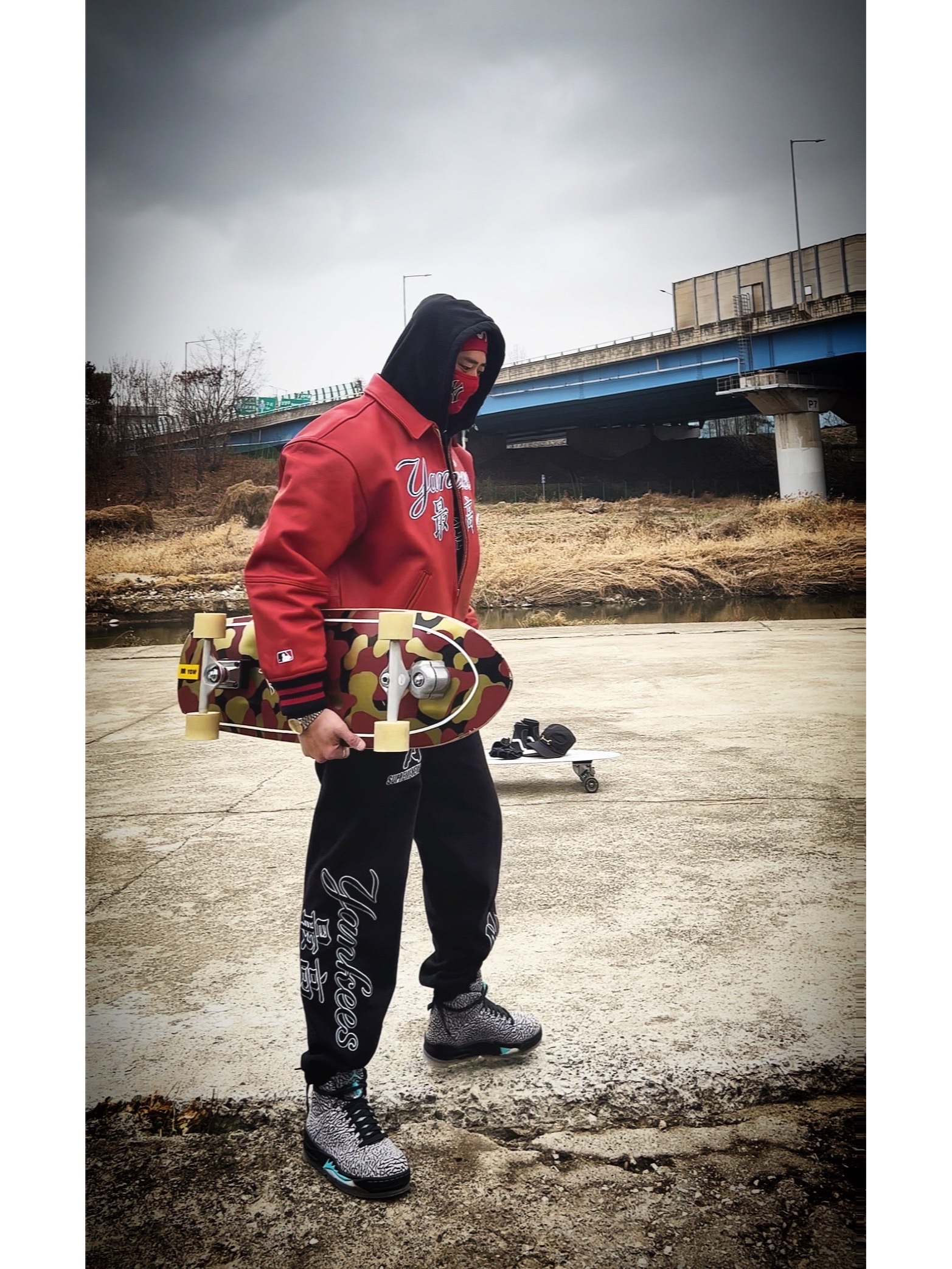 Supreme x MLB Kanji Teams Lightweight Balaclava Yankees Red - 22FW, Supreme x MLB Kanji Teams Lightweight Balaclava White Sox Black - 22FW 착용 스타일 - 1