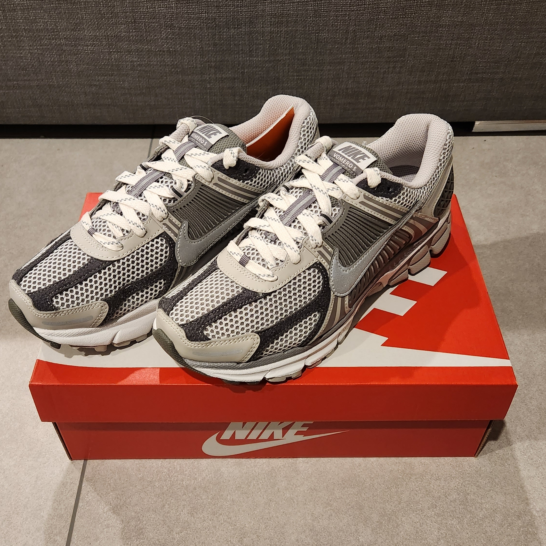 Nike Zoom Vomero 5 PRM Light Iron Ore and Flat Fewter 착용 스타일