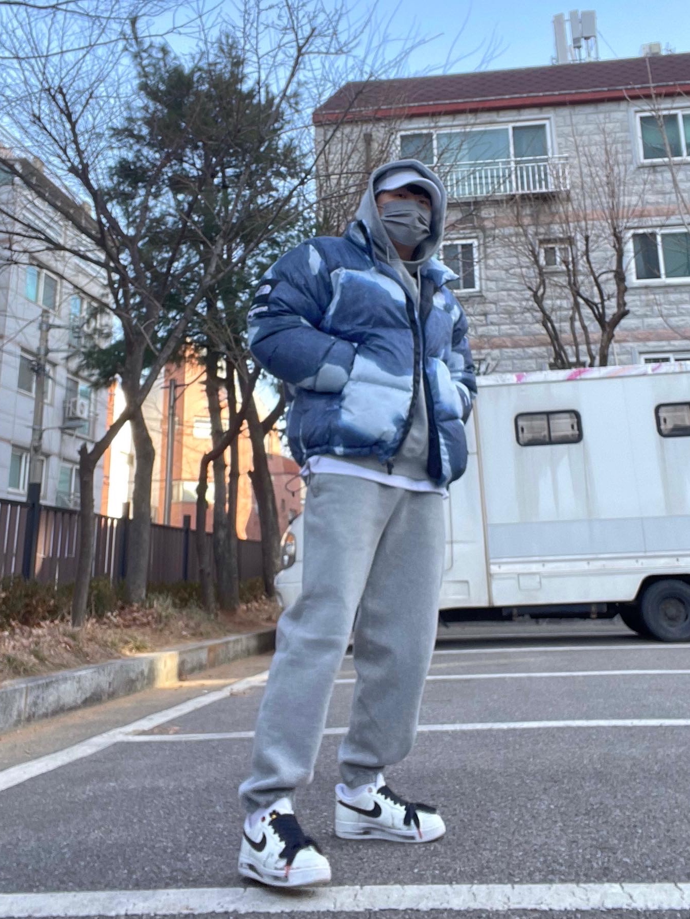 Supreme x The North Face Bleached Denim Print Nuptse Jacket Indigo - 21FW, Nike x Stussy NRG RA Pullover Hoodie Dark Grey Heather (DJ9488-063) 착용 스타일 - 5