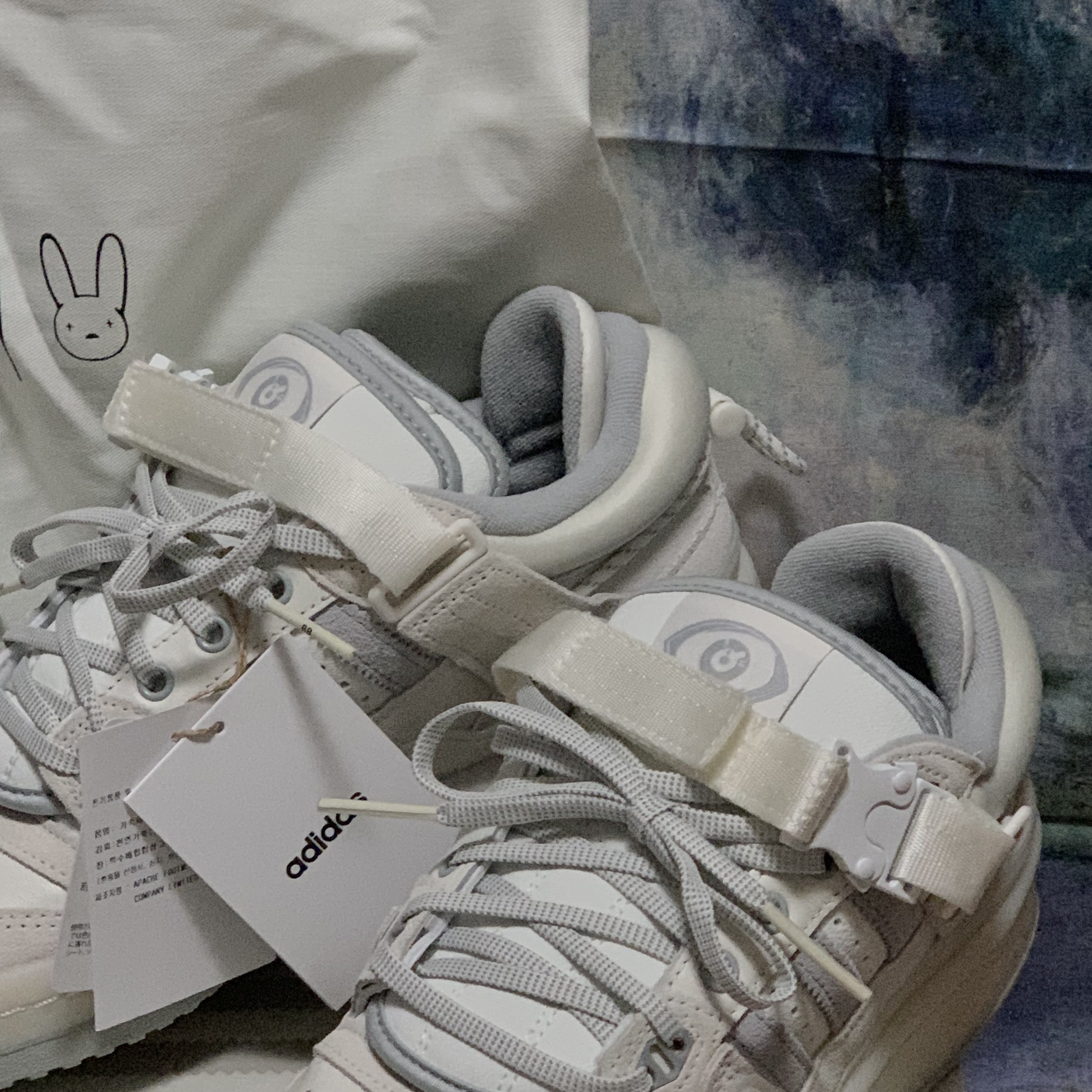 Adidas x Bad Bunny Forum Low Cloud White Clear Onix 착용 스타일 - 1