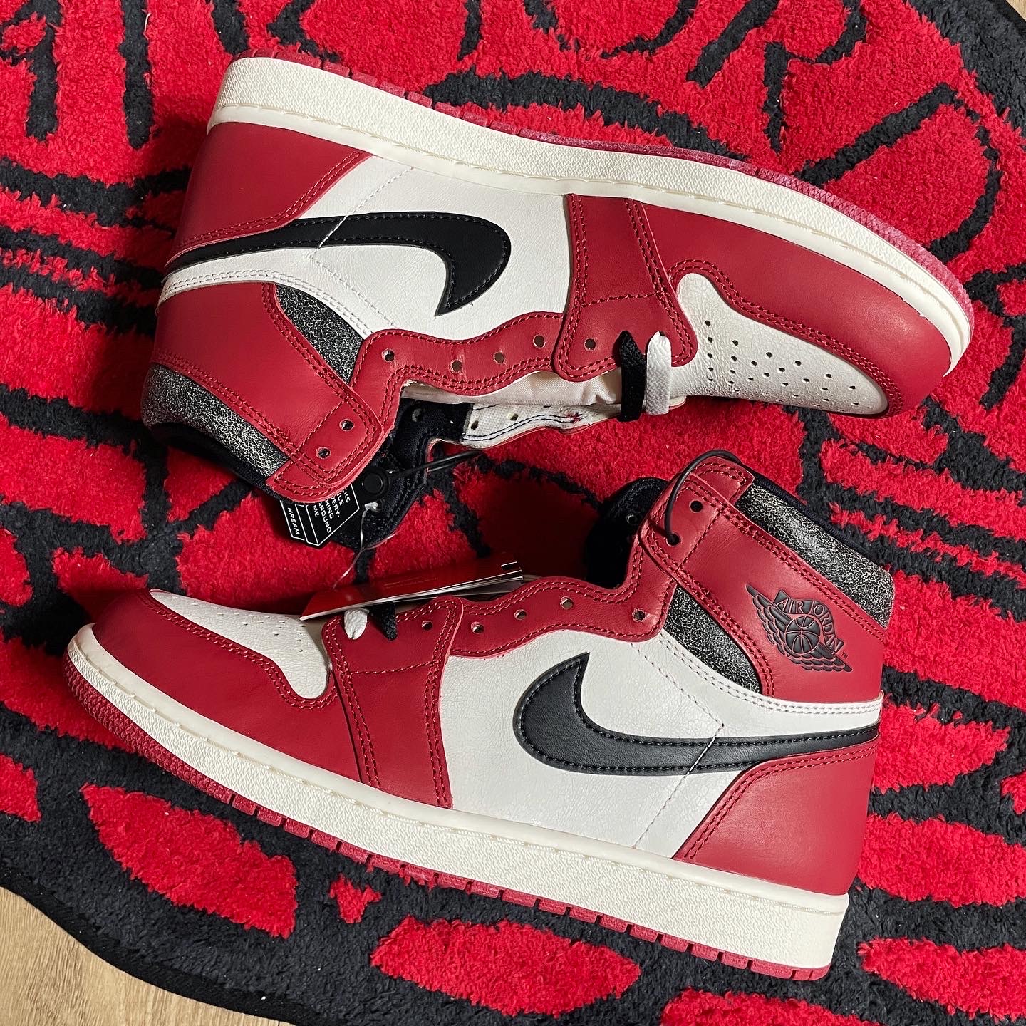 Jordan 1 Retro High OG Chicago 2022, Supreme Puffer Side Bag Black - 22FW 착용 스타일 - 1