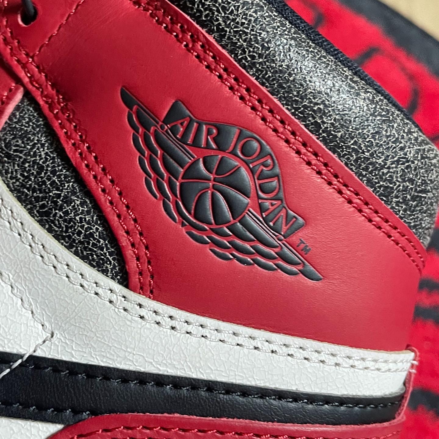 Jordan 1 Retro High OG Chicago 2022, Supreme Puffer Side Bag Black - 22FW 착용 스타일 - 3